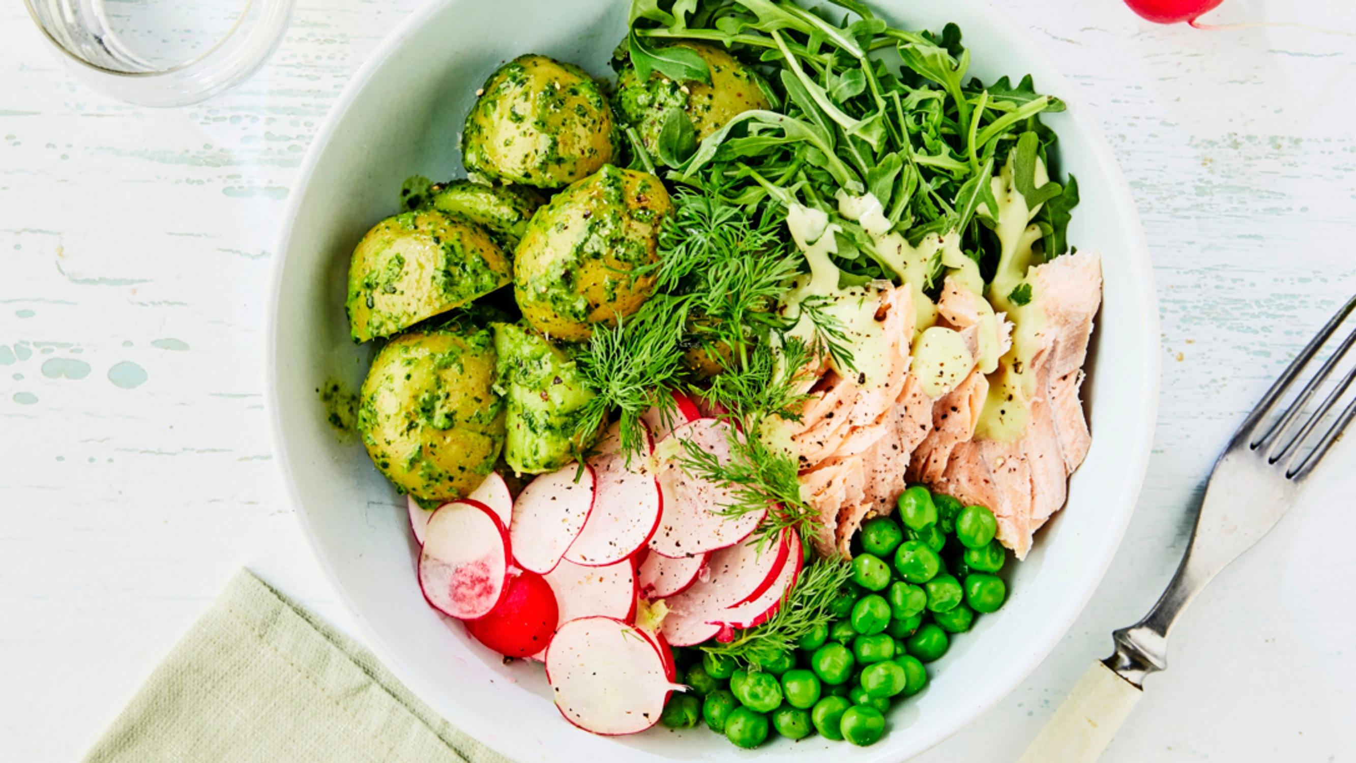  Savulohta, varhaisperunoita ja herneitä – nopea ja maukas varhaisperuna-bowl on täynnä kesän makuja!