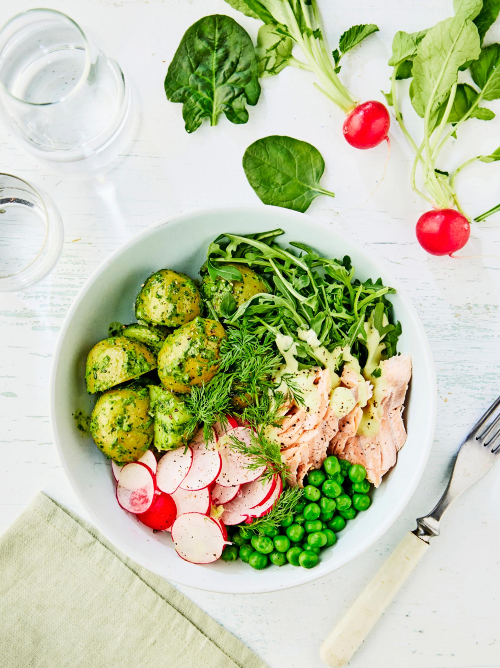  Savulohta, varhaisperunoita ja herneitä – nopea ja maukas varhaisperuna-bowl on täynnä kesän makuja!