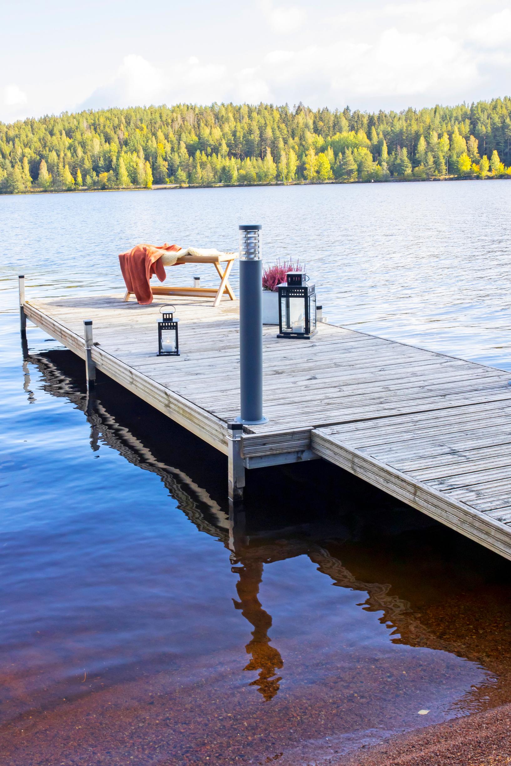 Puinen laituri järven rannalla