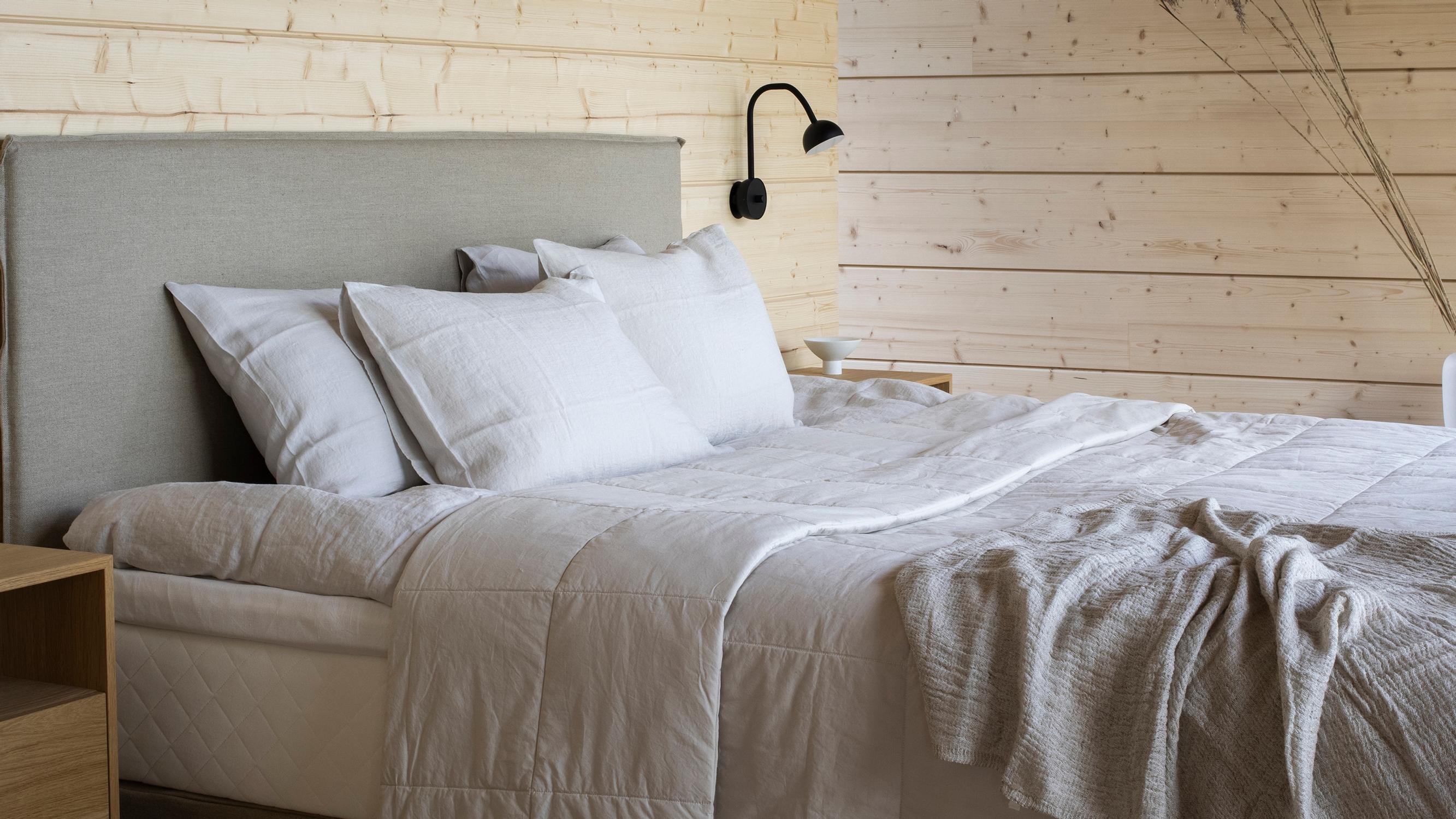 Taidetta sängyn yllä ja pehmoisia kokolattiamattoja! Kurkkaa ajankohtaiset makuuhuonetrendit, joilla teet rauhoittavan pesän lepäämiseen