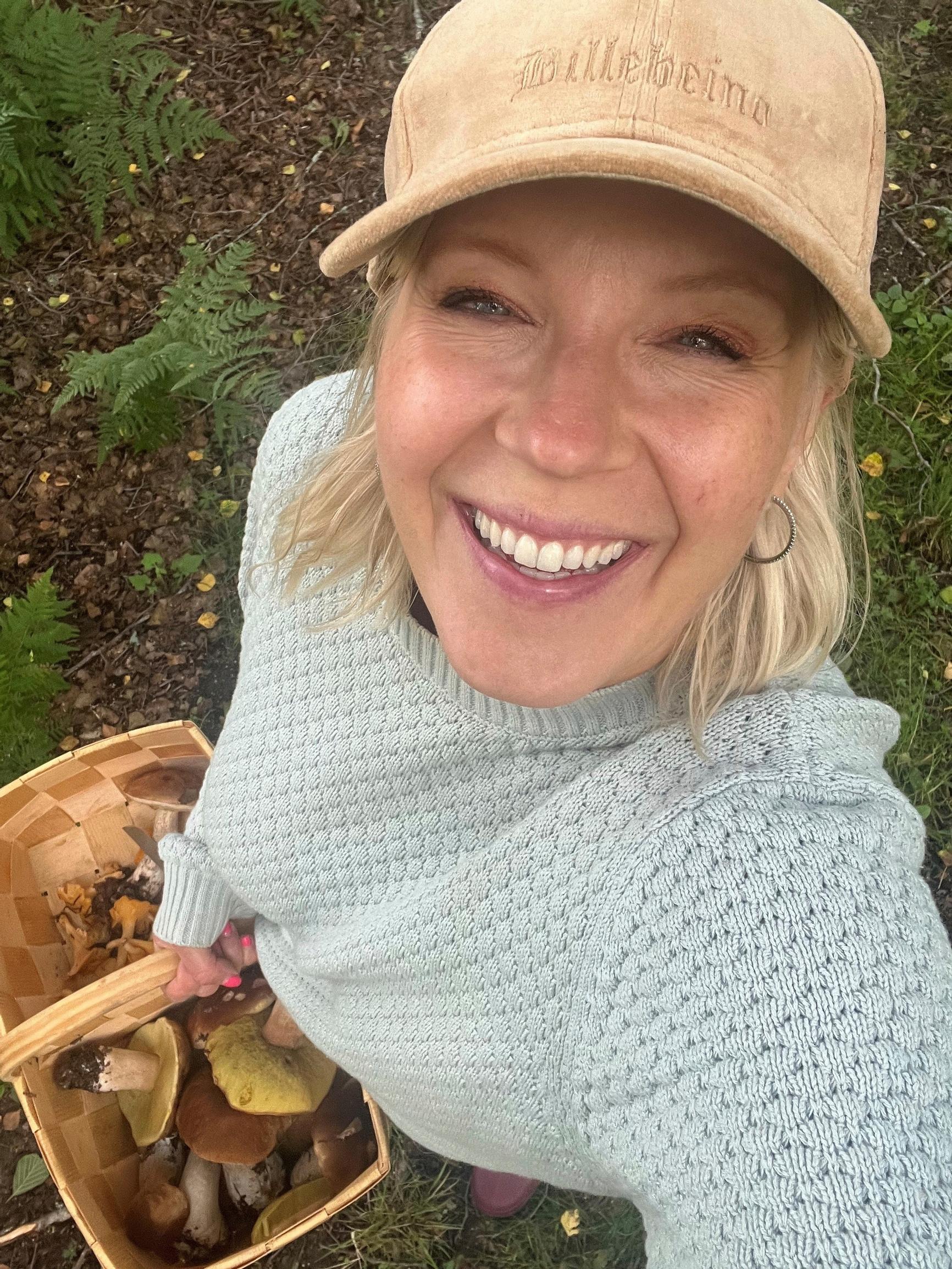 Vappu Pimiän selfie sienikorin kanssa