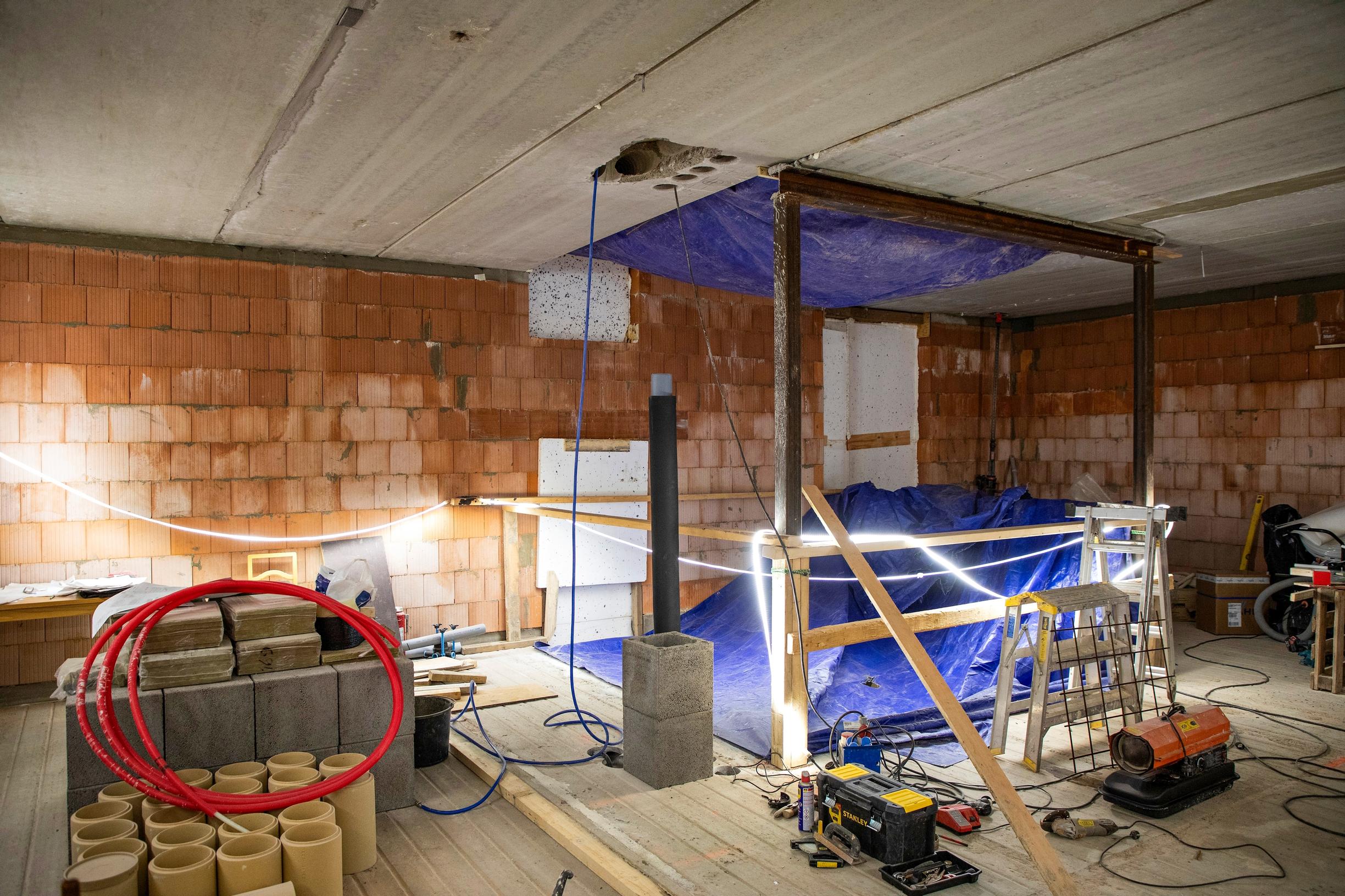 Valmista seinää kuvattuna sisäpuolelta. Seinärakenne on valmis yhdellä muurauksella.