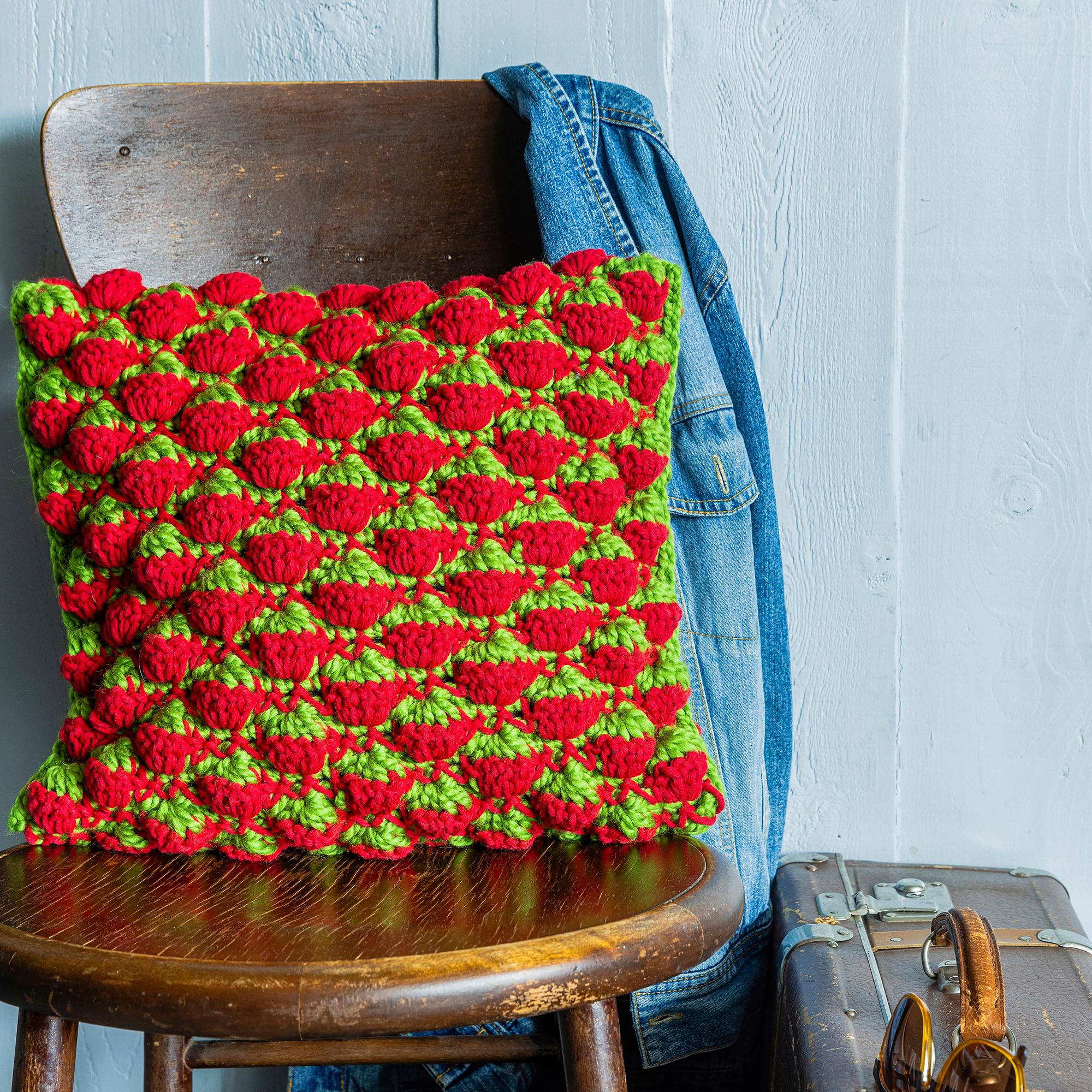 Virkattu mansikkatyyny – muhkean kolmiulotteinen pinta syntyy neljää kerrosta toistamalla