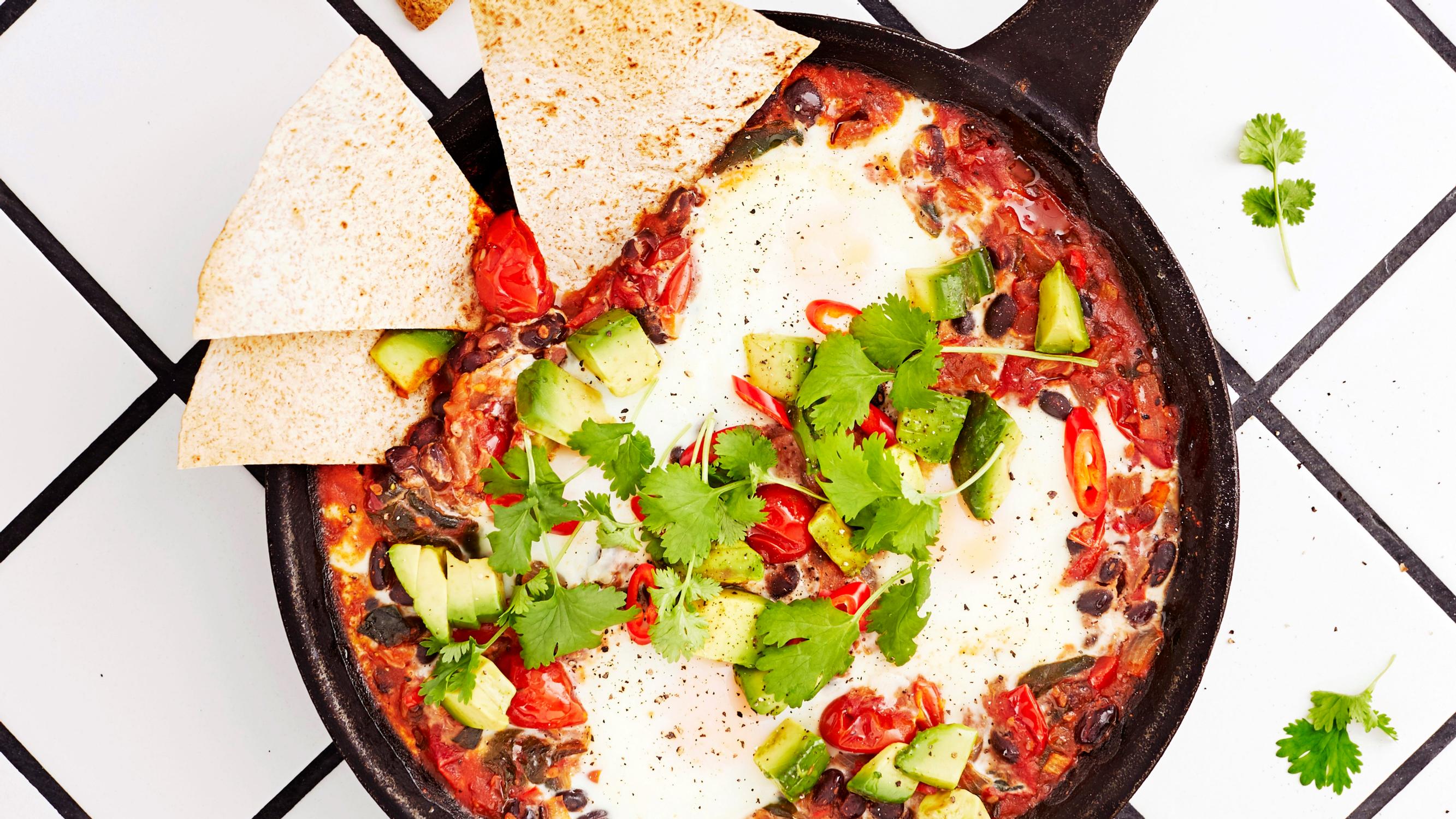 Sombrero päähän ja herkuttelemaan! Meksikolainen aamiaisklassikko huevos rancheros vie nälän ja potkii juuri sopivasti