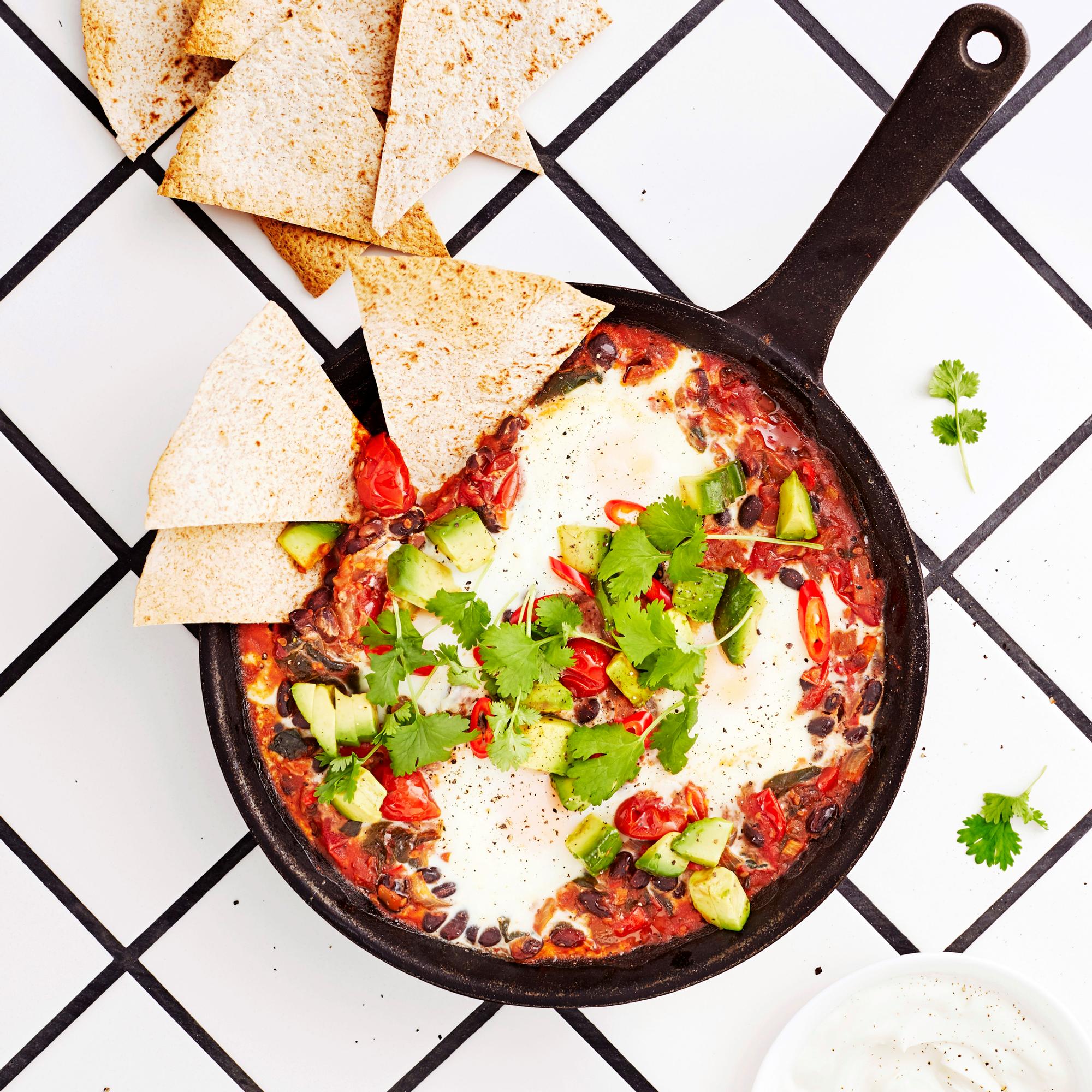 Sombrero päähän ja herkuttelemaan! Meksikolainen aamiaisklassikko huevos rancheros vie nälän ja potkii juuri sopivasti