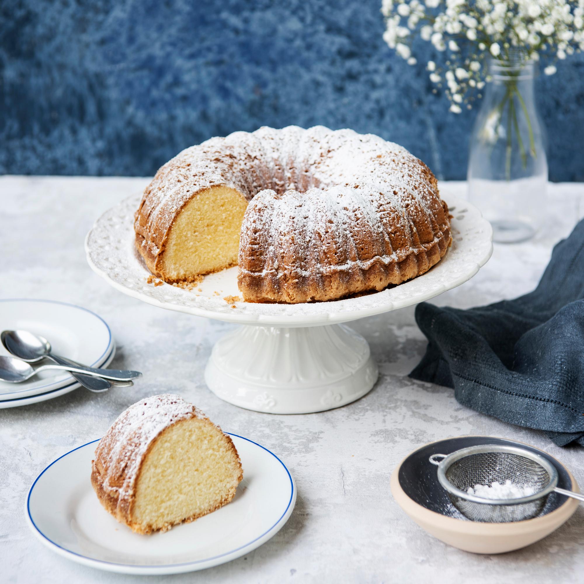 Kultarannan pumpulikakku – presidenteillekin kelpaava pumpulinpehmoinen kahvikakku hurmaa kahvipöydässä