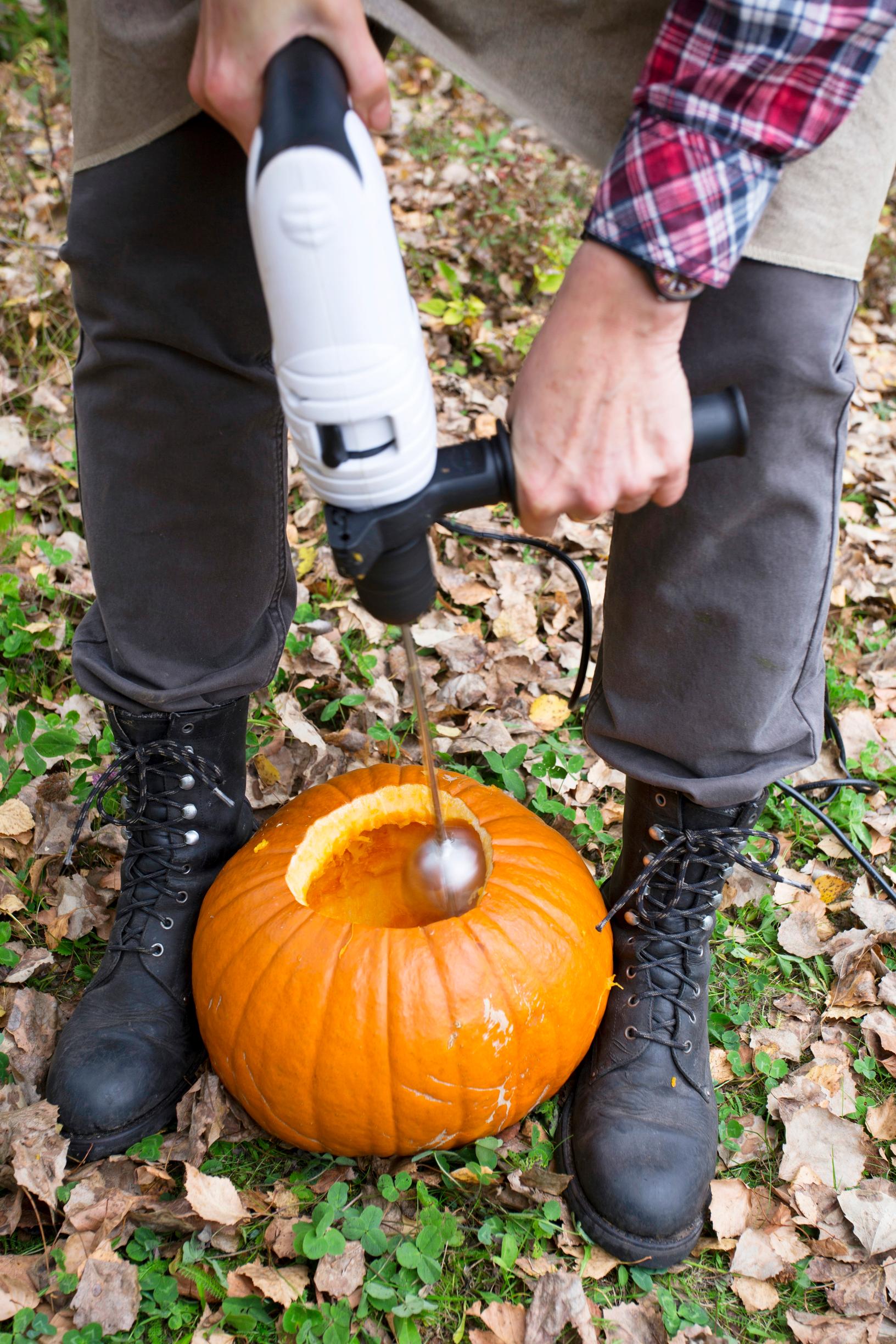 Halloween-kurpitsan hedelmälihan poistaminen