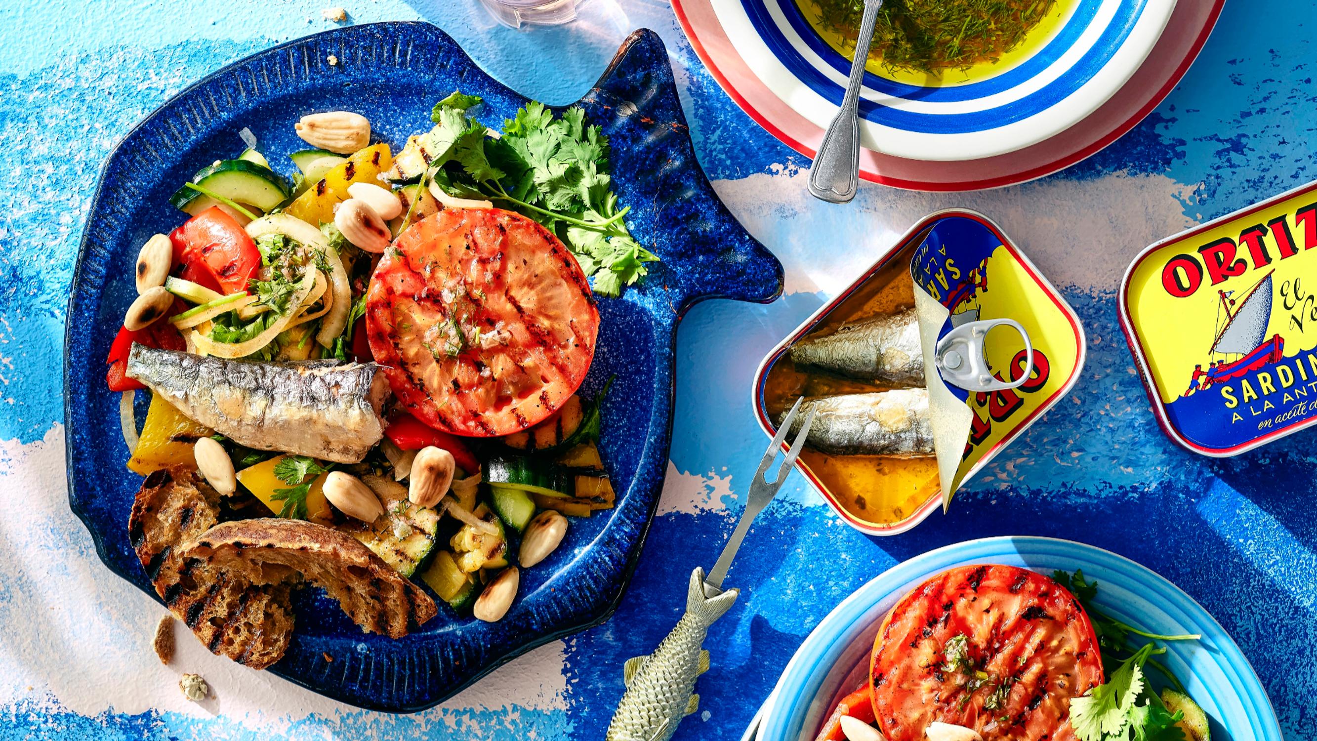 Värikäs ja ruokaisa! Portugalilainen grillattu salaatti syntyy kasviksista, paahdetuista manteleista ja säilötyistä sardiineista