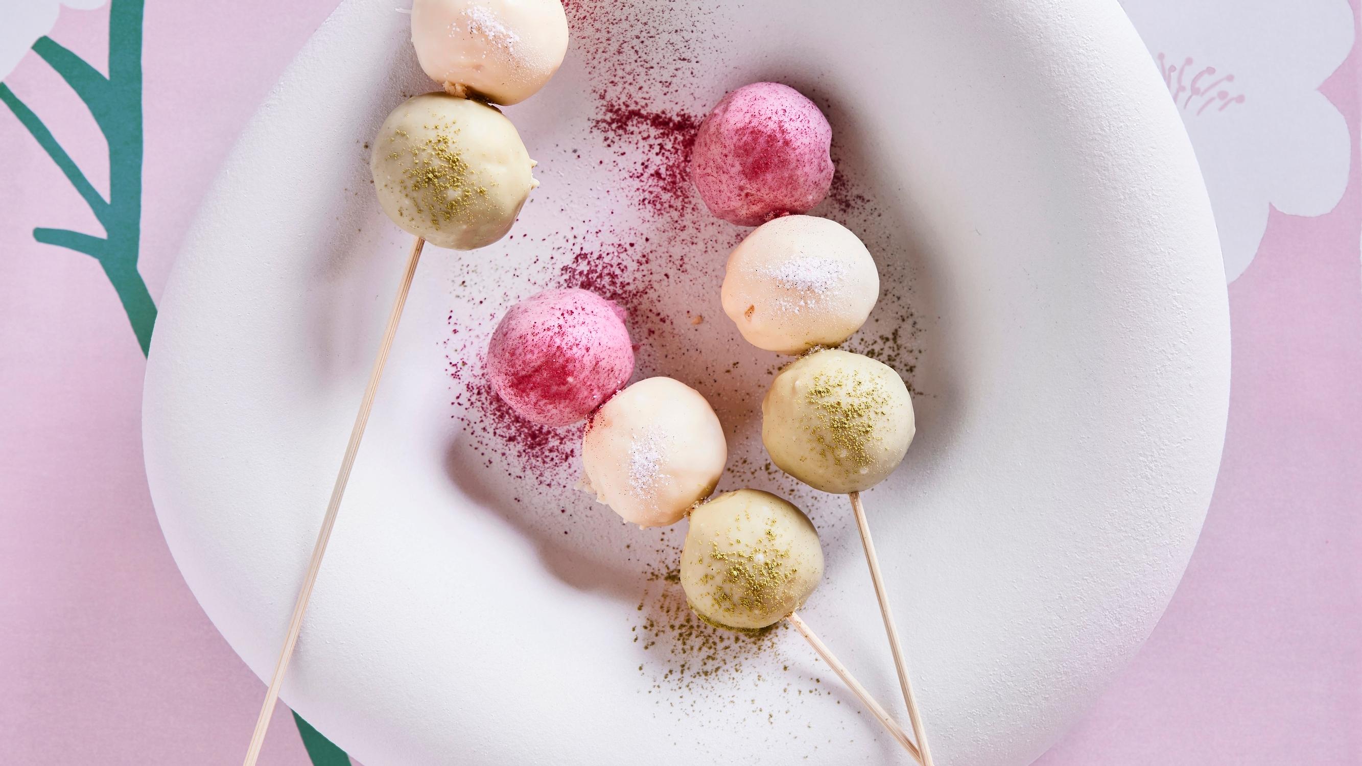 Dango-kakkutikkarit – tee supersöpöt juhlatikkarit japanilaisten dangojen eli makeiden jälkiruokamykyjen inspiroimana