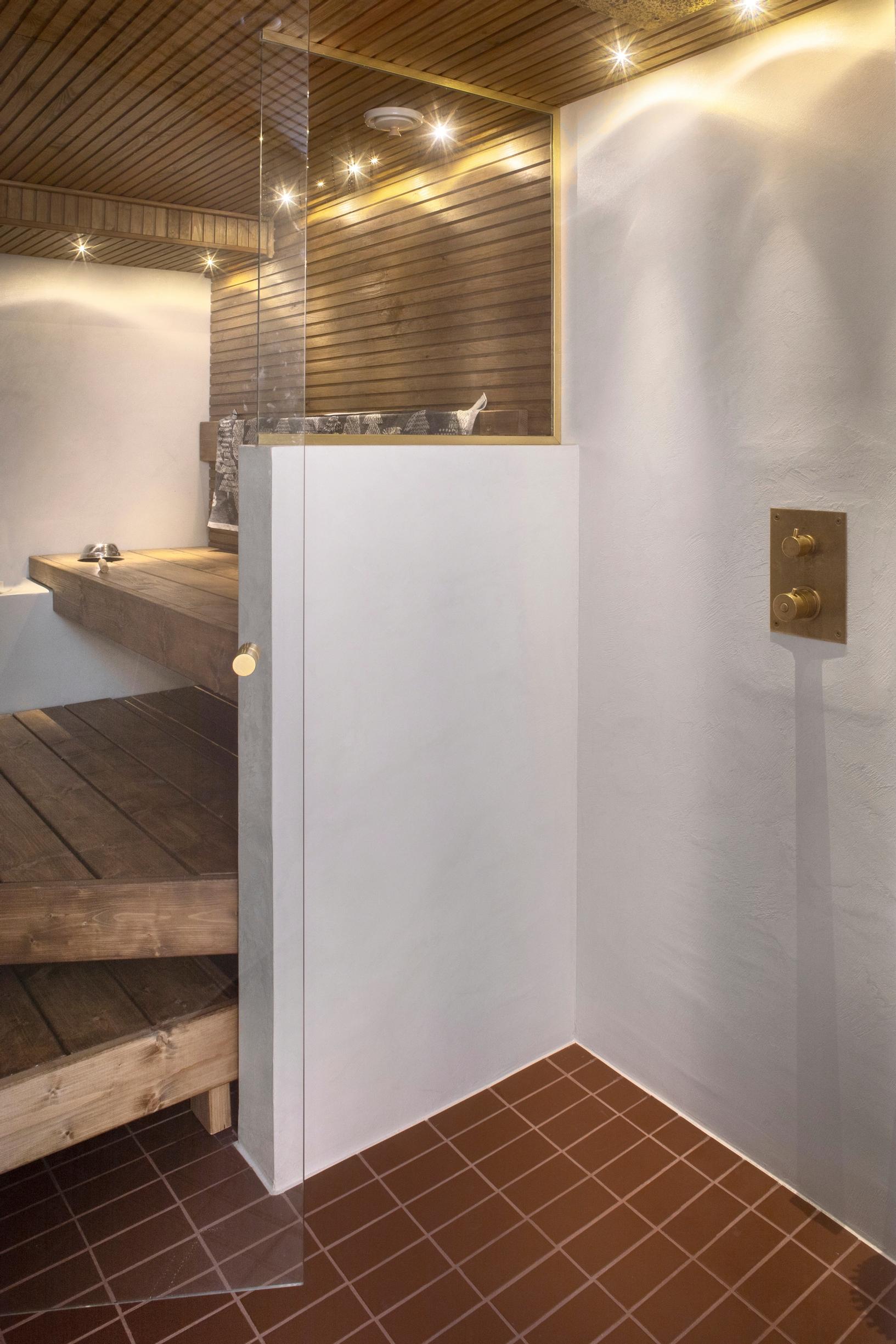 Lasiseinäinen sauna kahdelle ja kattosuihku.