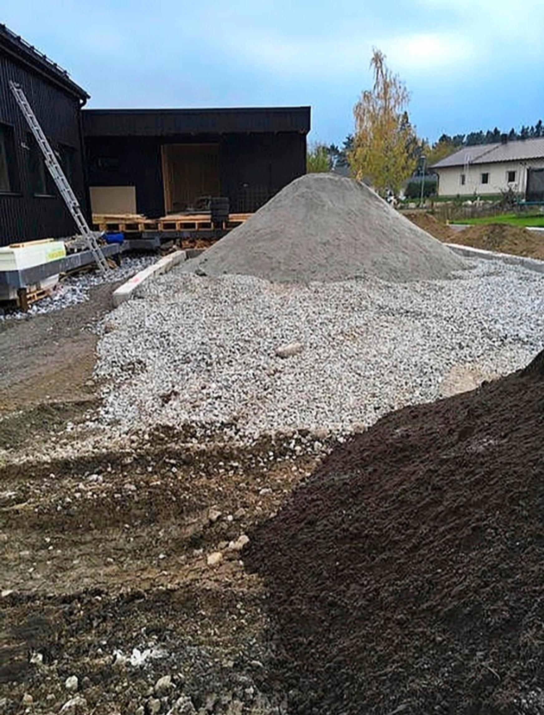 Pohjatyöt hiekkatekonurmea varten