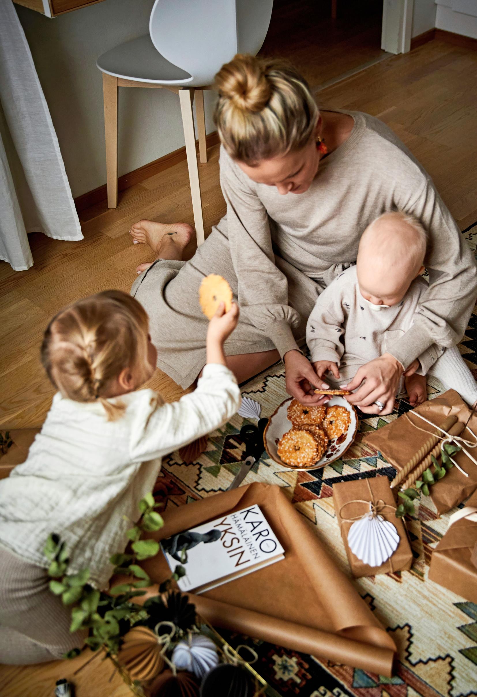 Anna Blomqvist lastensa kanssa