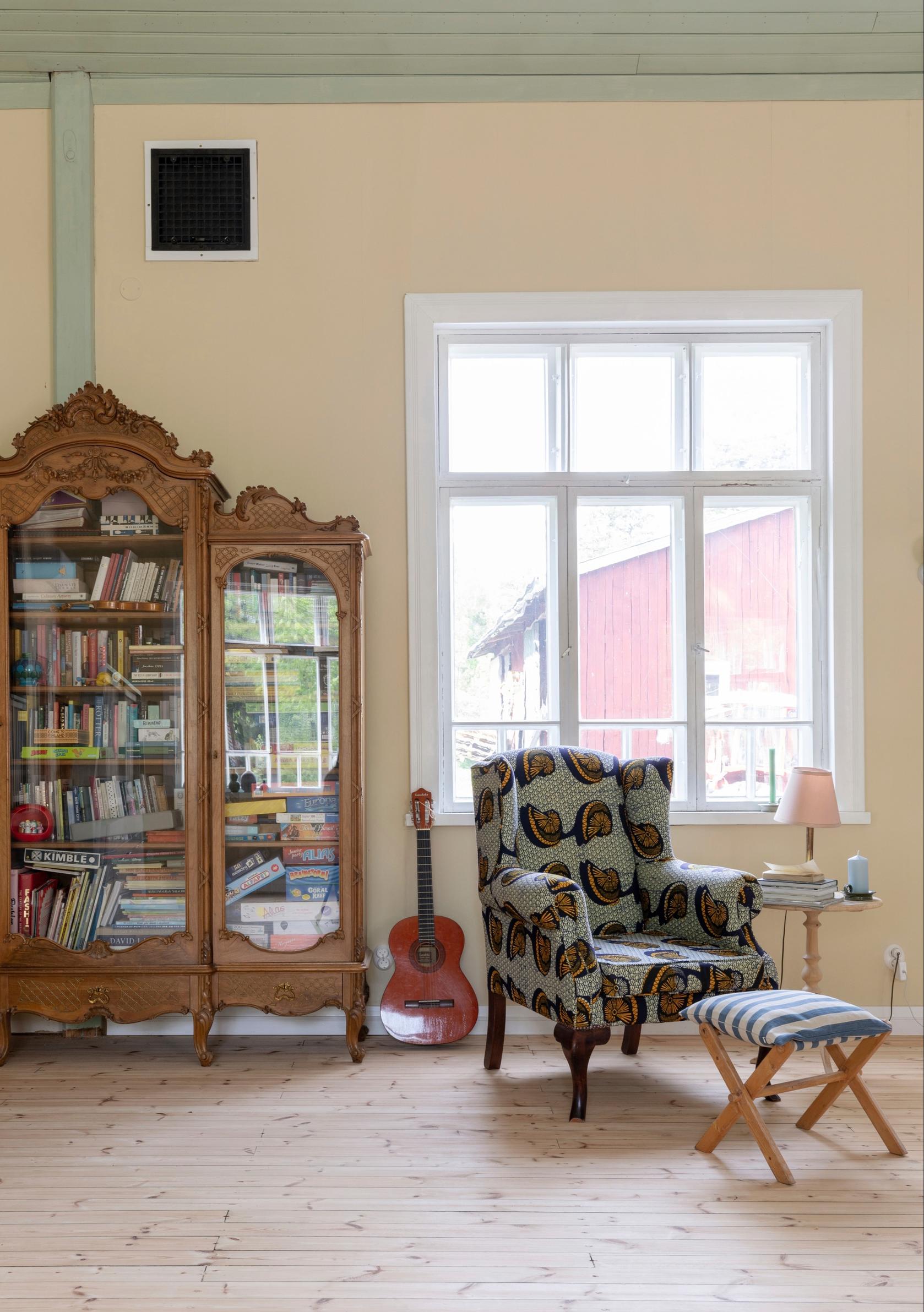 Kirjakaappi ja Kiva Collectionin nojatuoli
