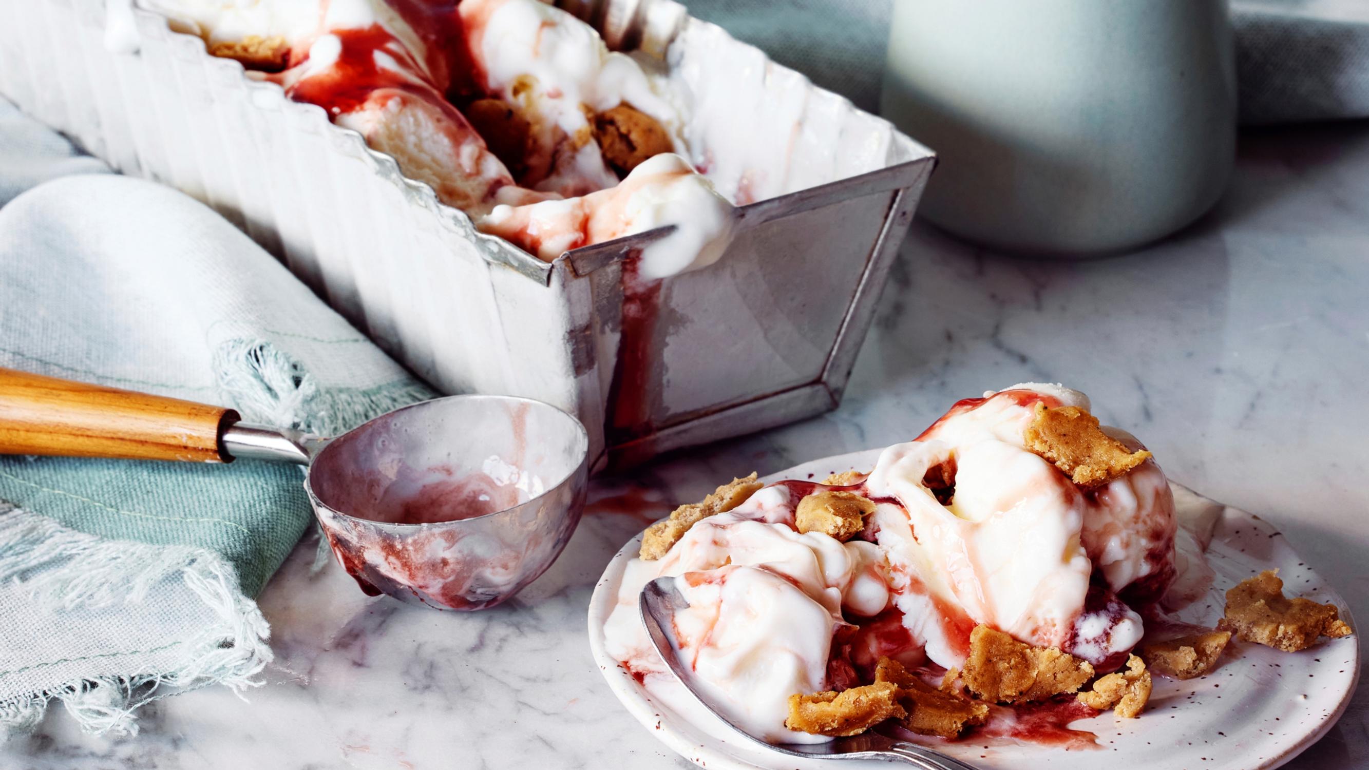 Tee valmiista vaniljajäätelöstä maailman koukuttavin joulujäätelö! Katso helppo ohje