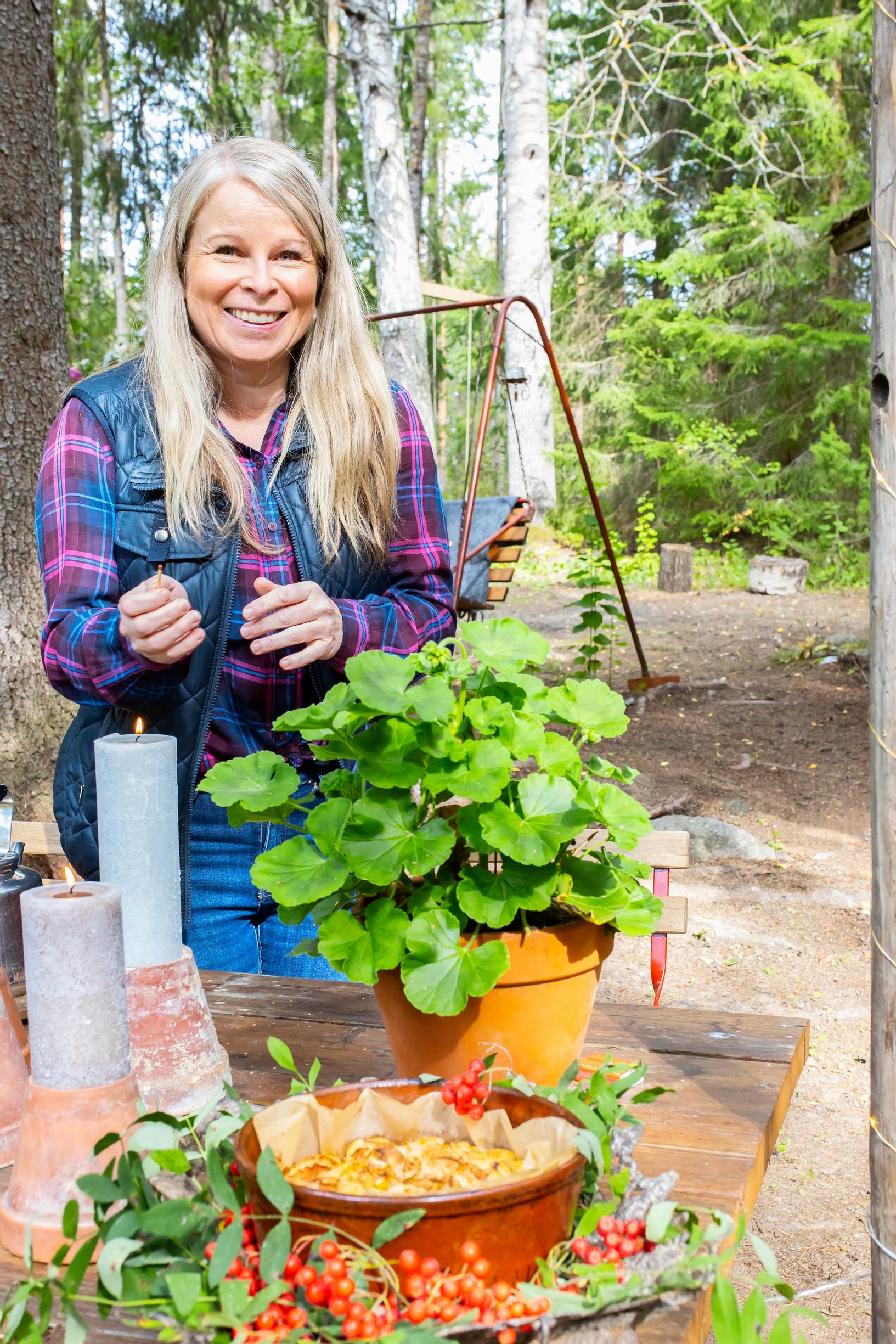 Anita puuhastelee pihapöydän ääressä