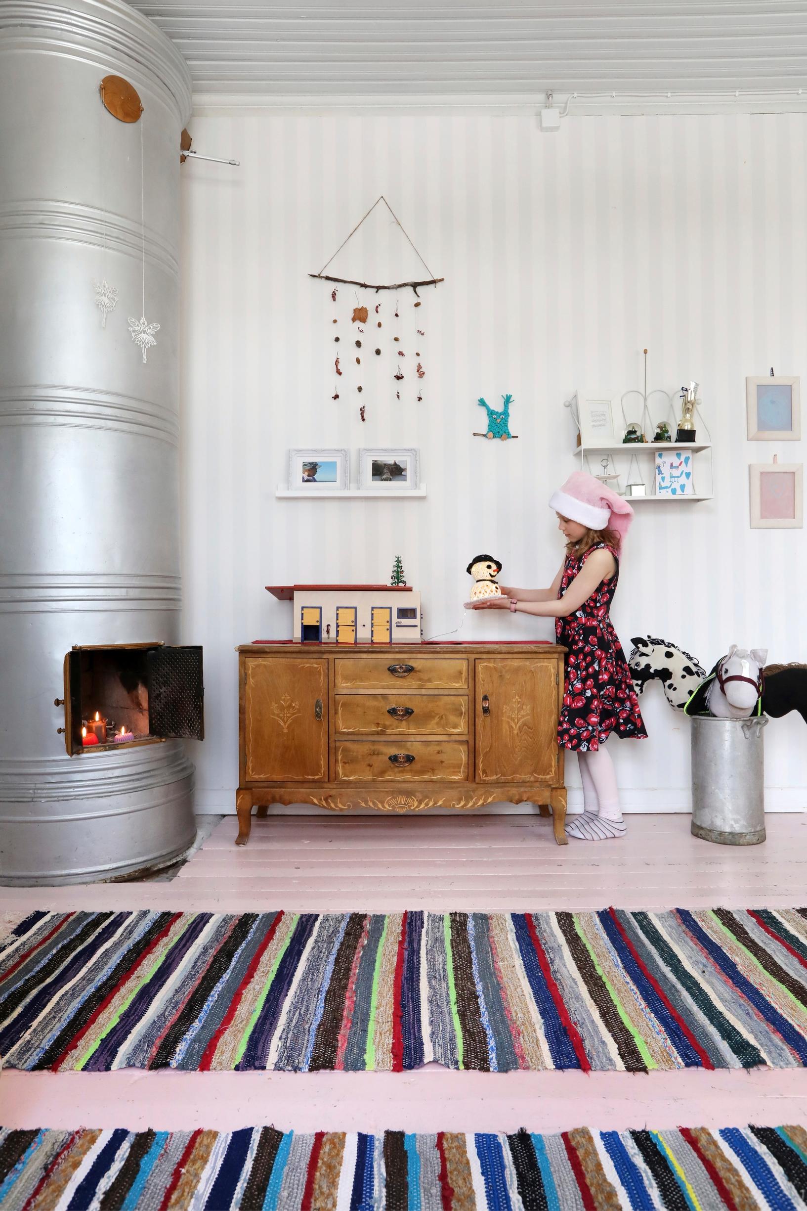 Vaaleanpunalattiainen lastenhuone