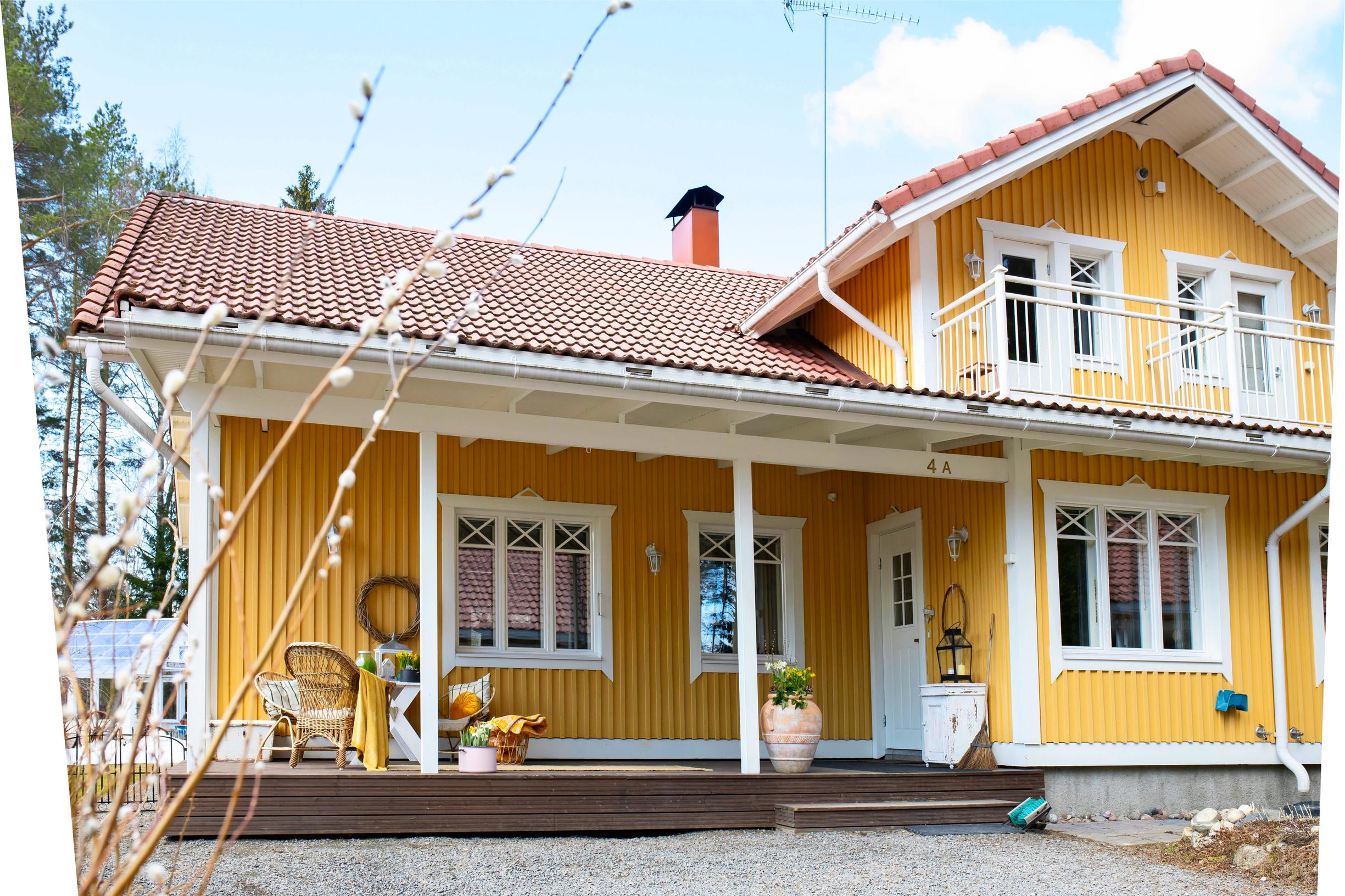 keltainen paritalon puolikas Varkaudessa.