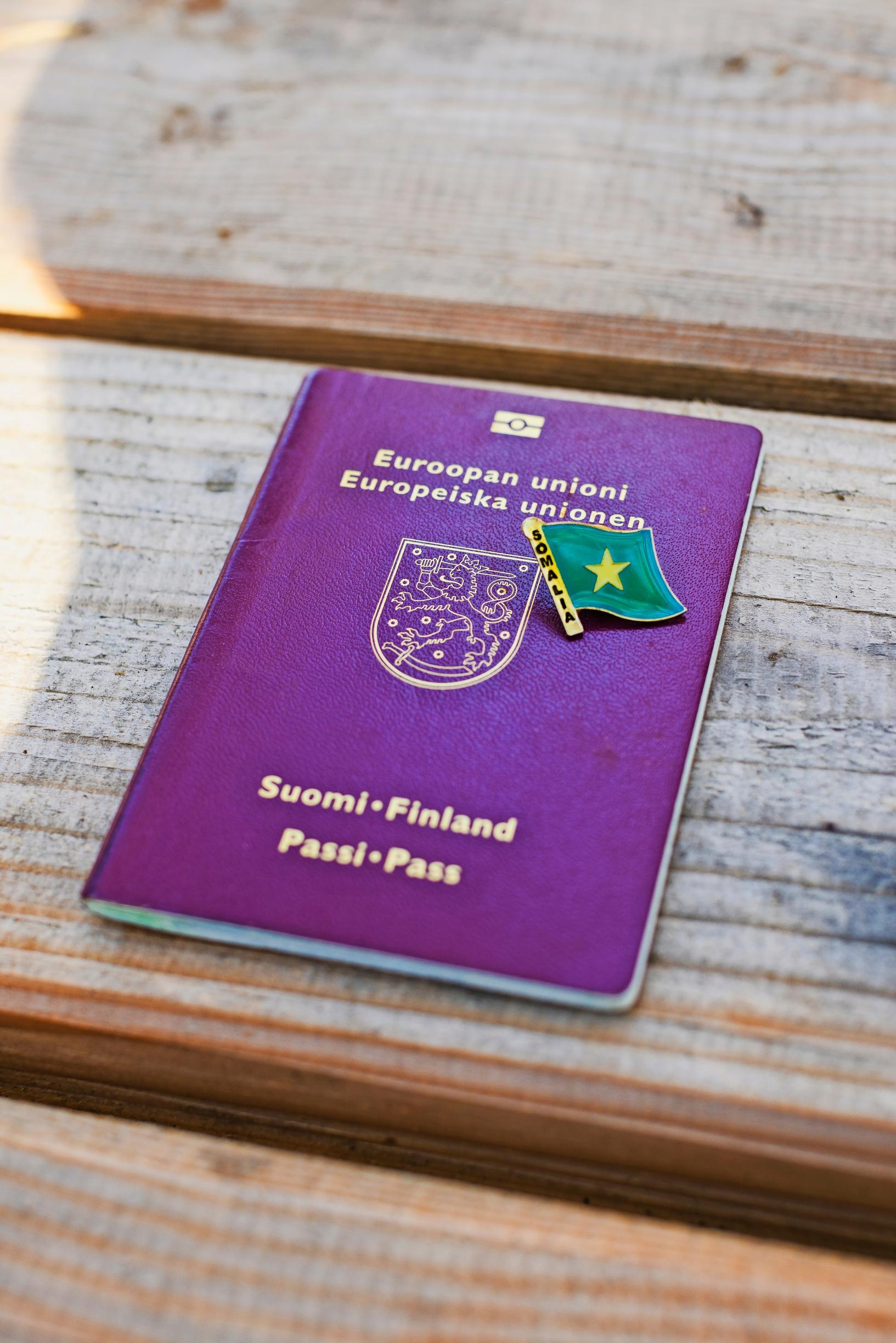 Suomen passi sekä pinssi, jossa on Somalian lippu
