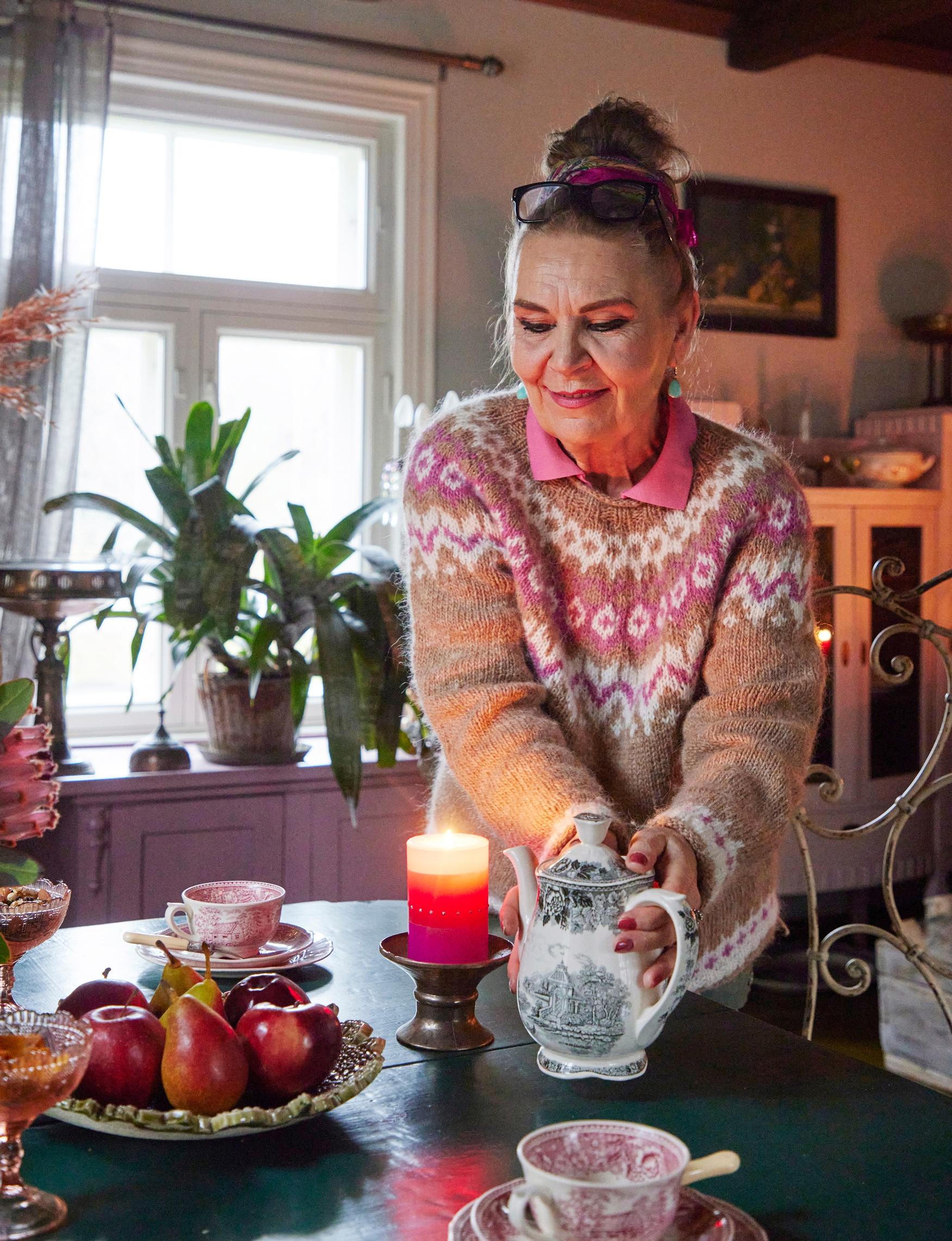Marjo Lehtosalo kaataa kahvia