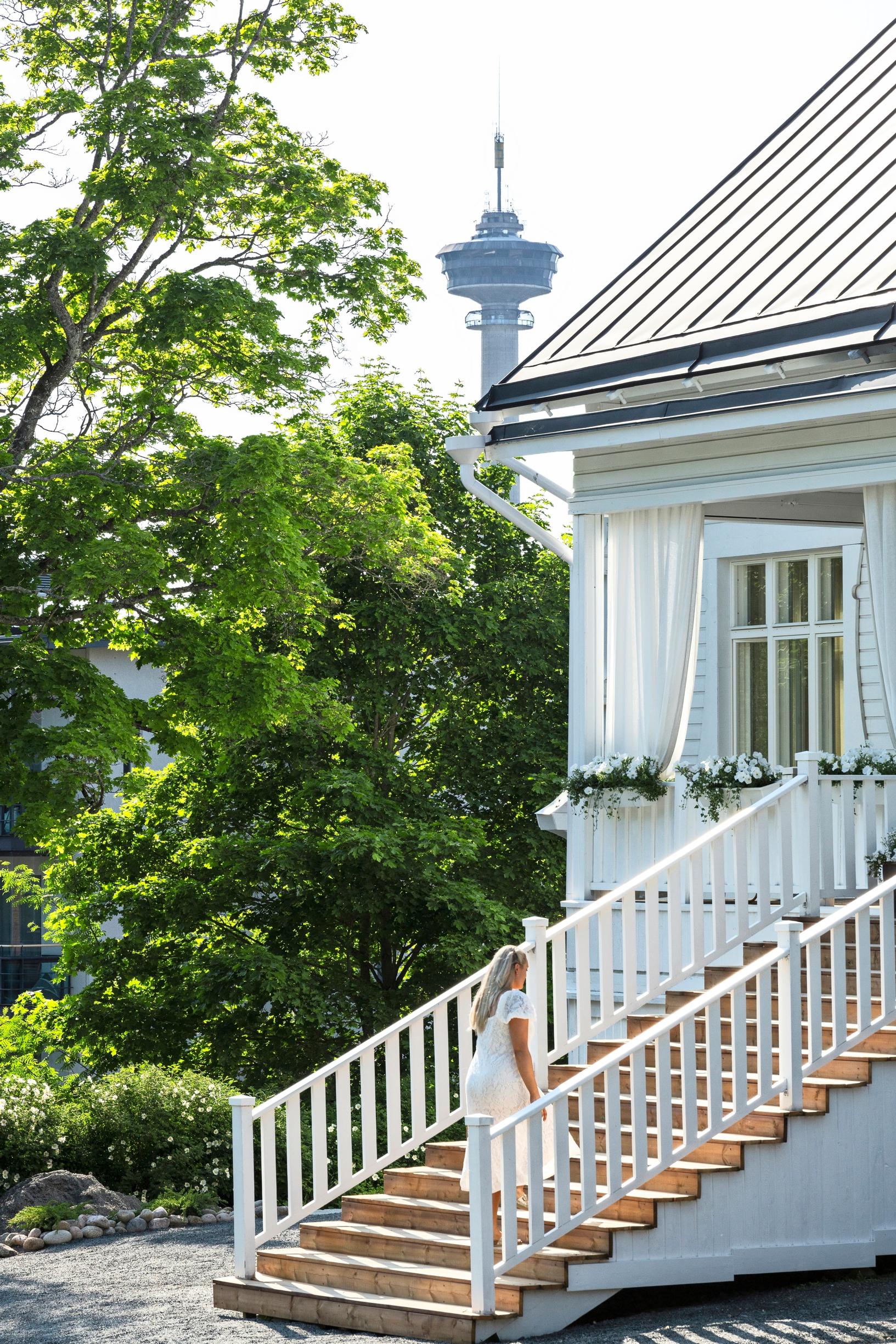 Villa Ryselinin julkisivu portaineen