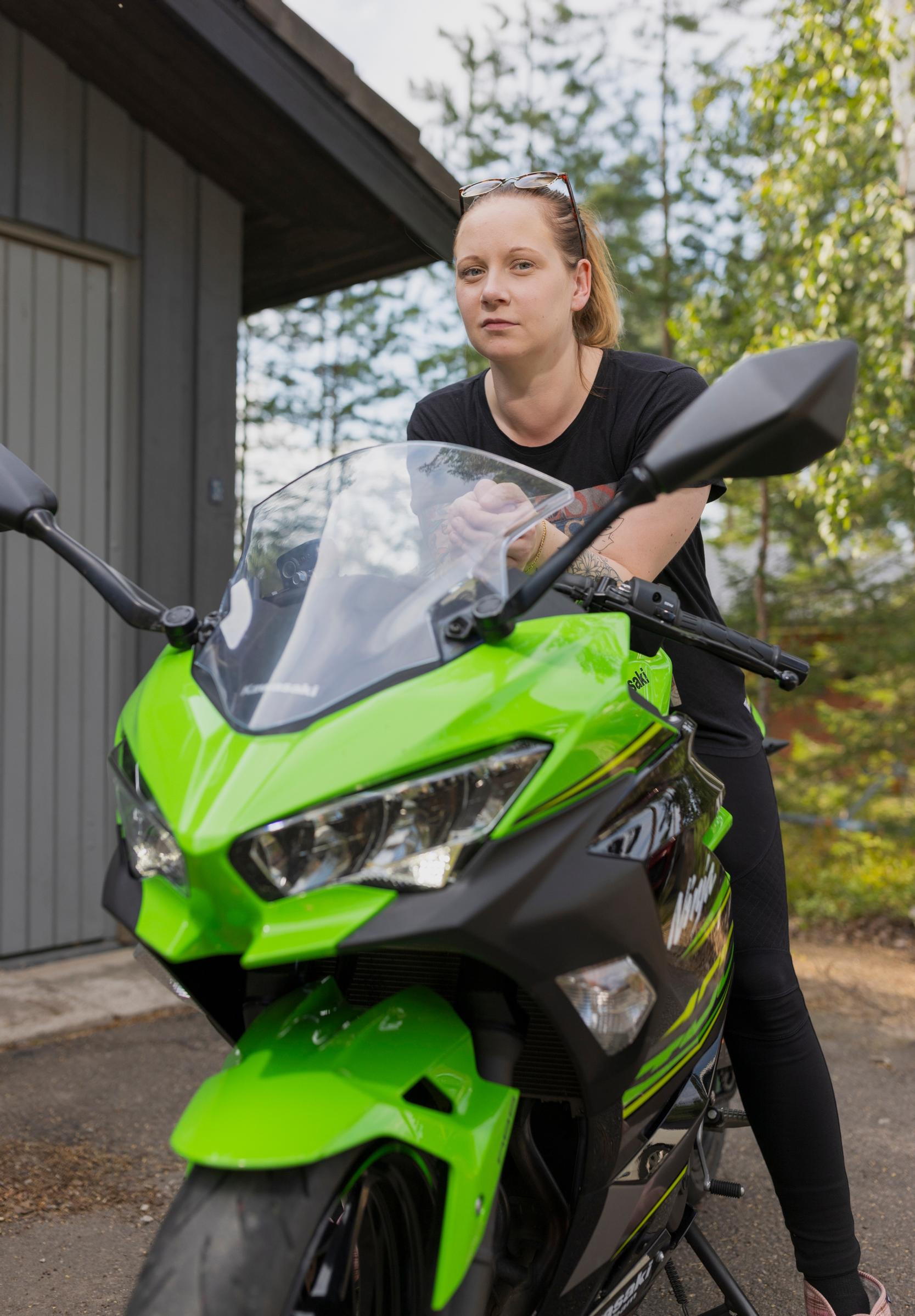 nainen moottoripyörän kyydissä