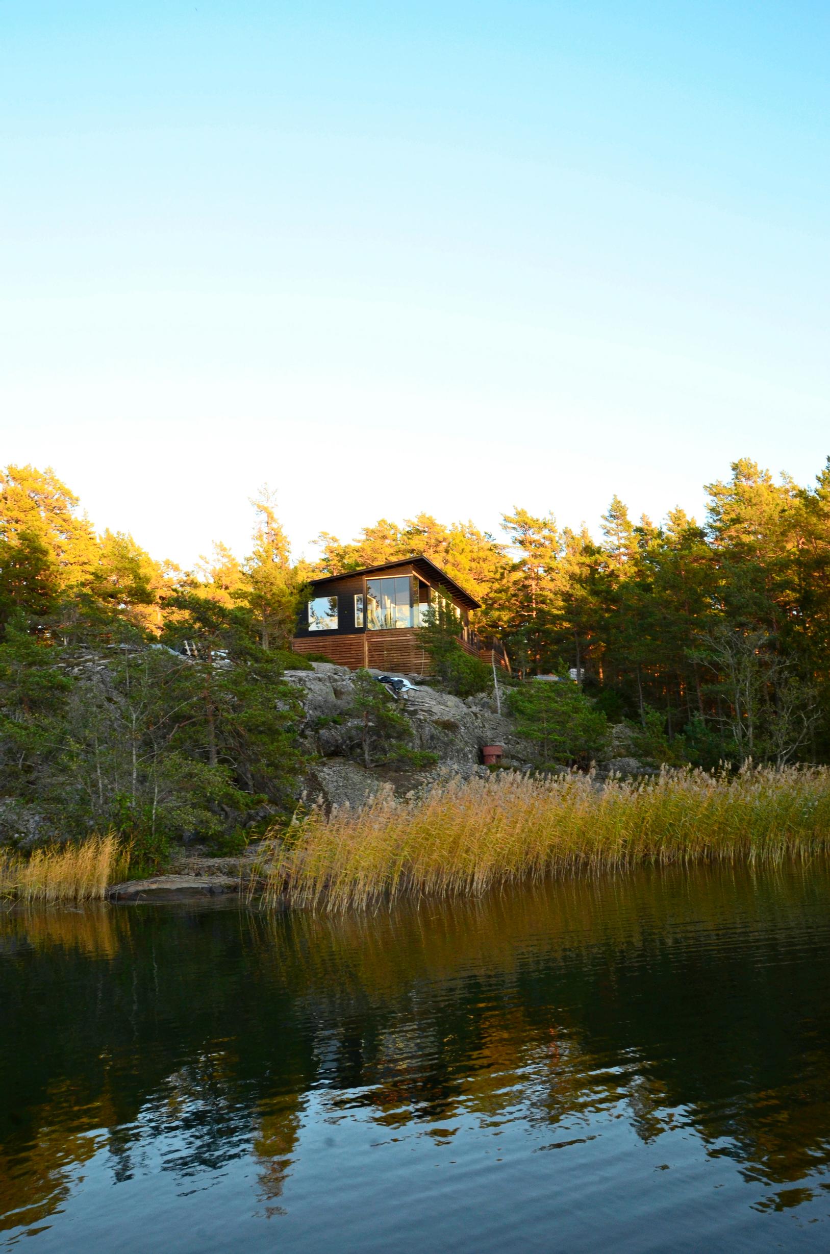 Mökki saaressa.