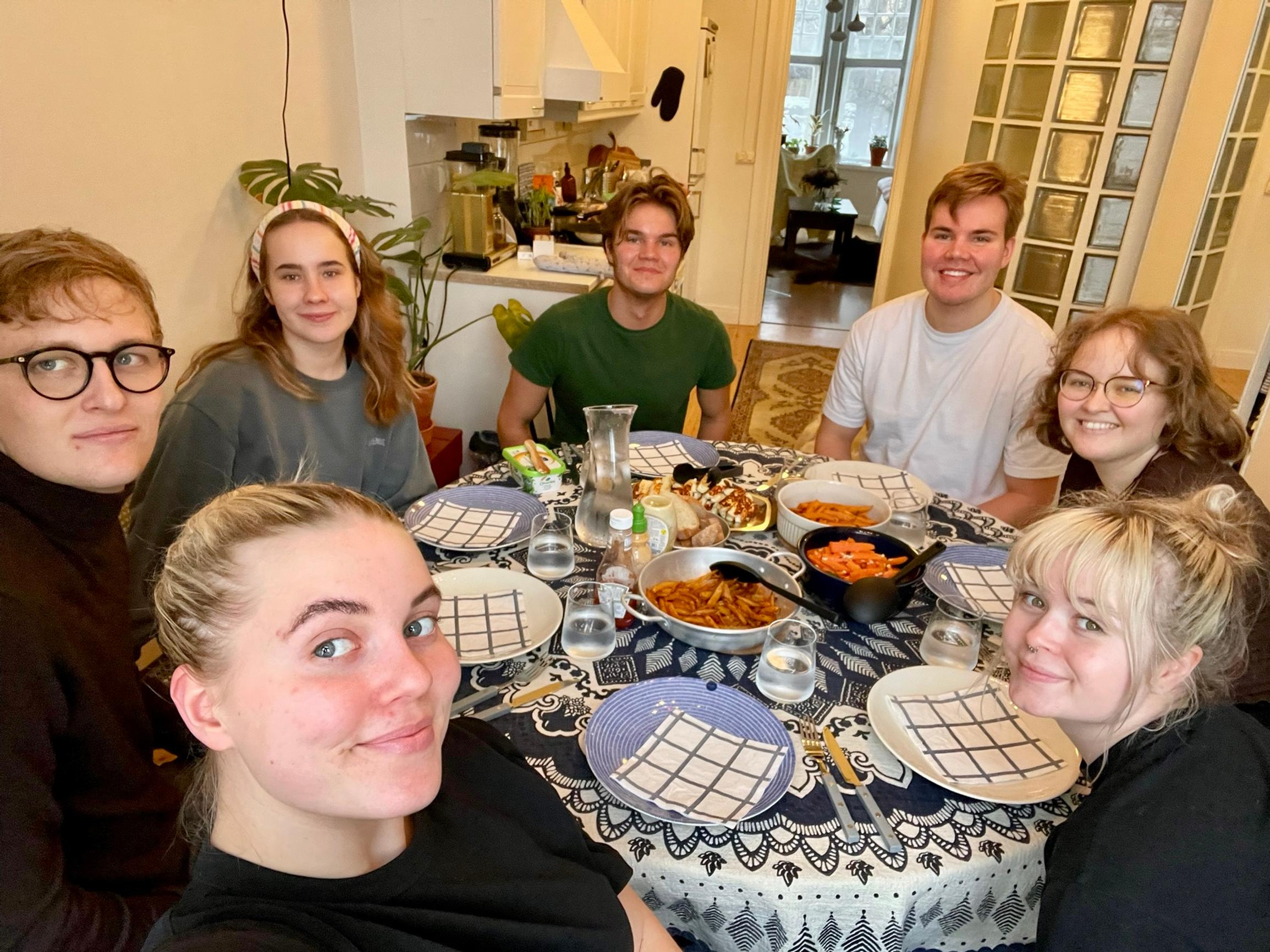 Ruokarinkiläiset ruokapöydän ääressä.