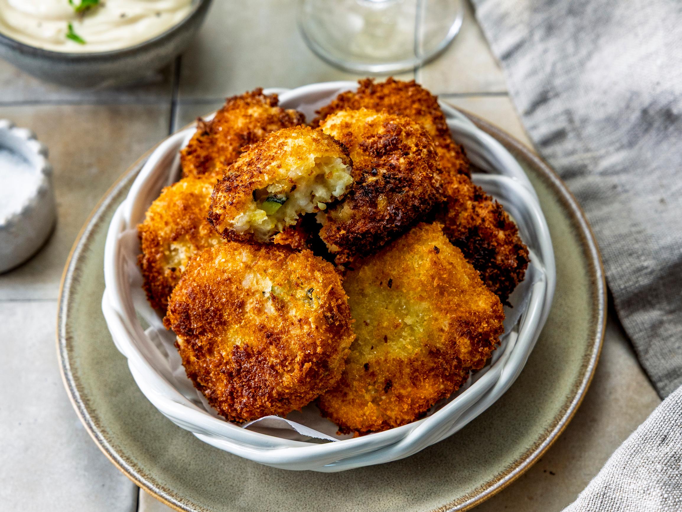 Risottofritterit – päältä rapeat ja sisältä mehevät kakkuset tehdään ylijääneestä risotosta