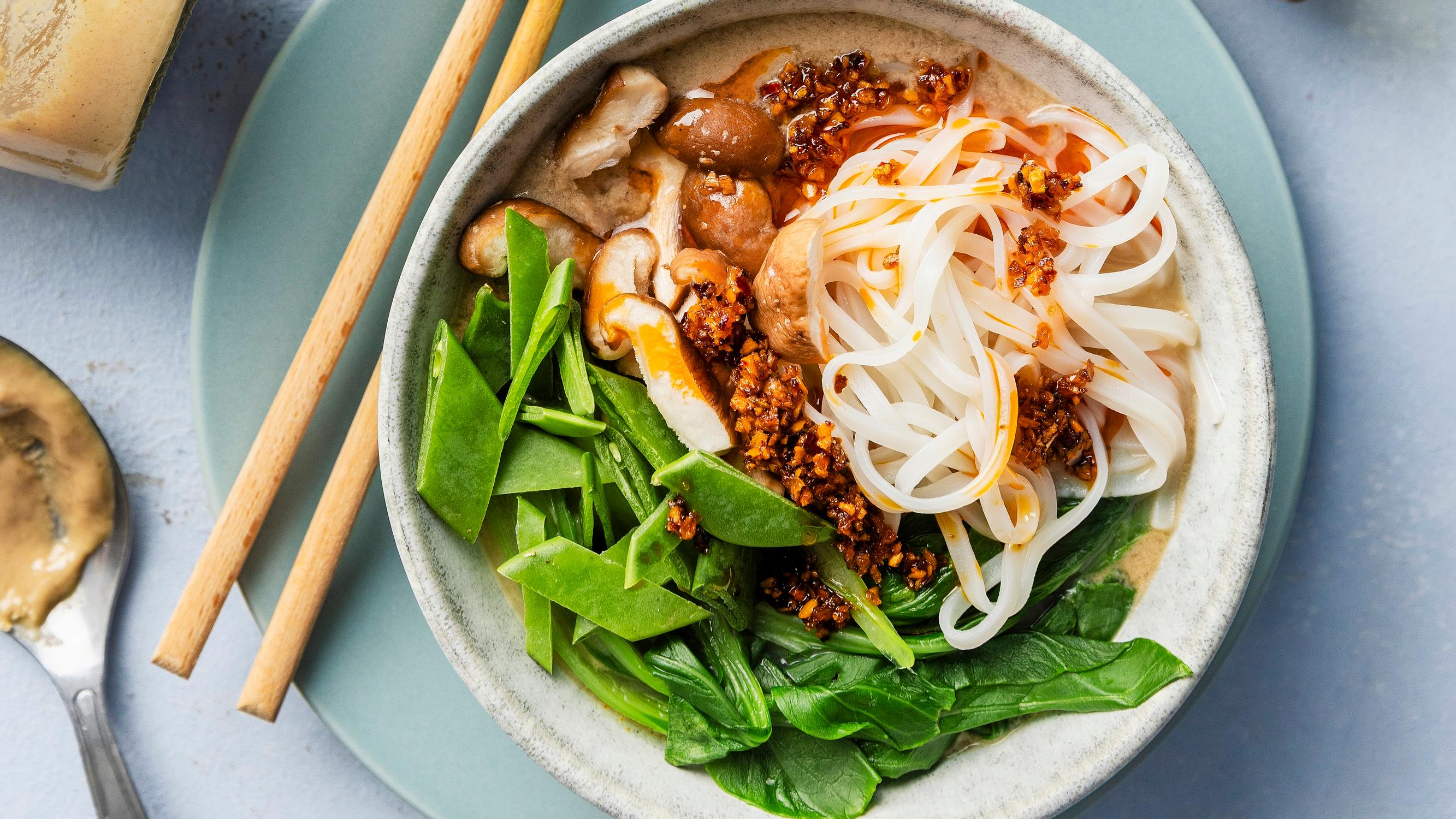 Tahininuudelit – nopean nuudeliannoksen täyteläinen maku on peräisin tahnapurkeista