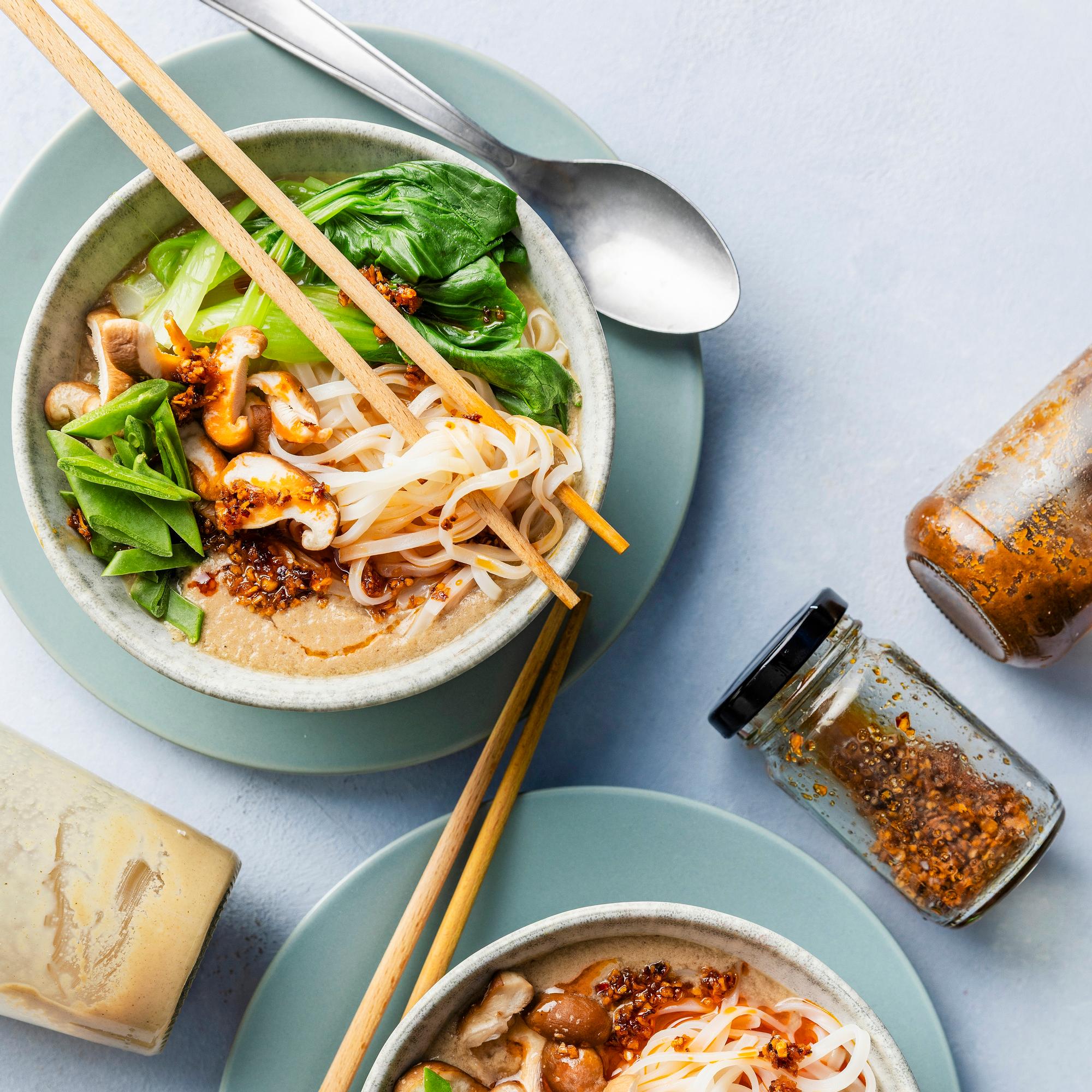 Tahininuudelit – nopean nuudeliannoksen täyteläinen maku on peräisin tahnapurkeista