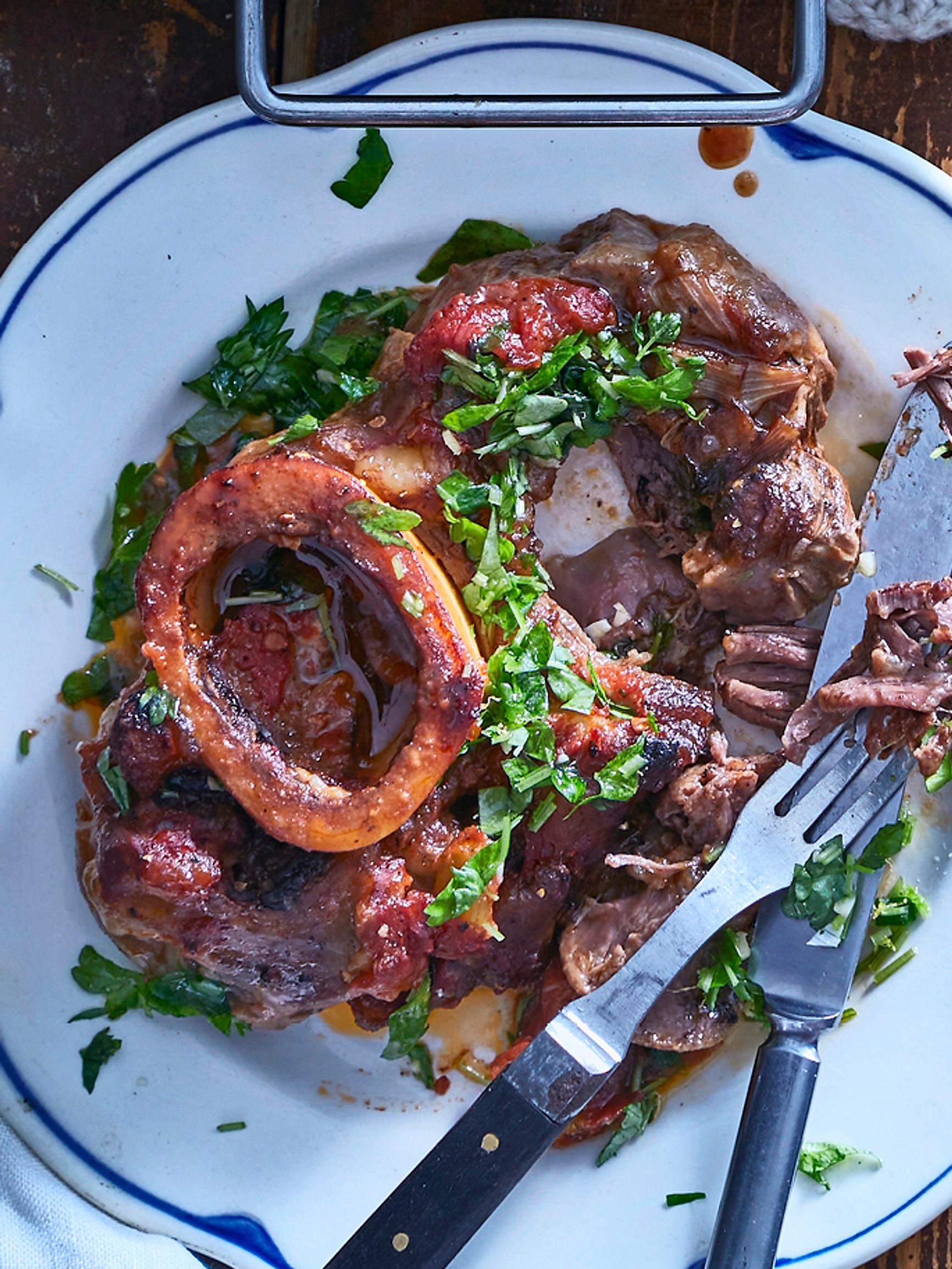 Sikke Sumarin mehukas osso buco: italialainen lihaherkku vaatii aikaa mutta vain vähän vaivaa ja palkitsee ruhtinaallisesti!