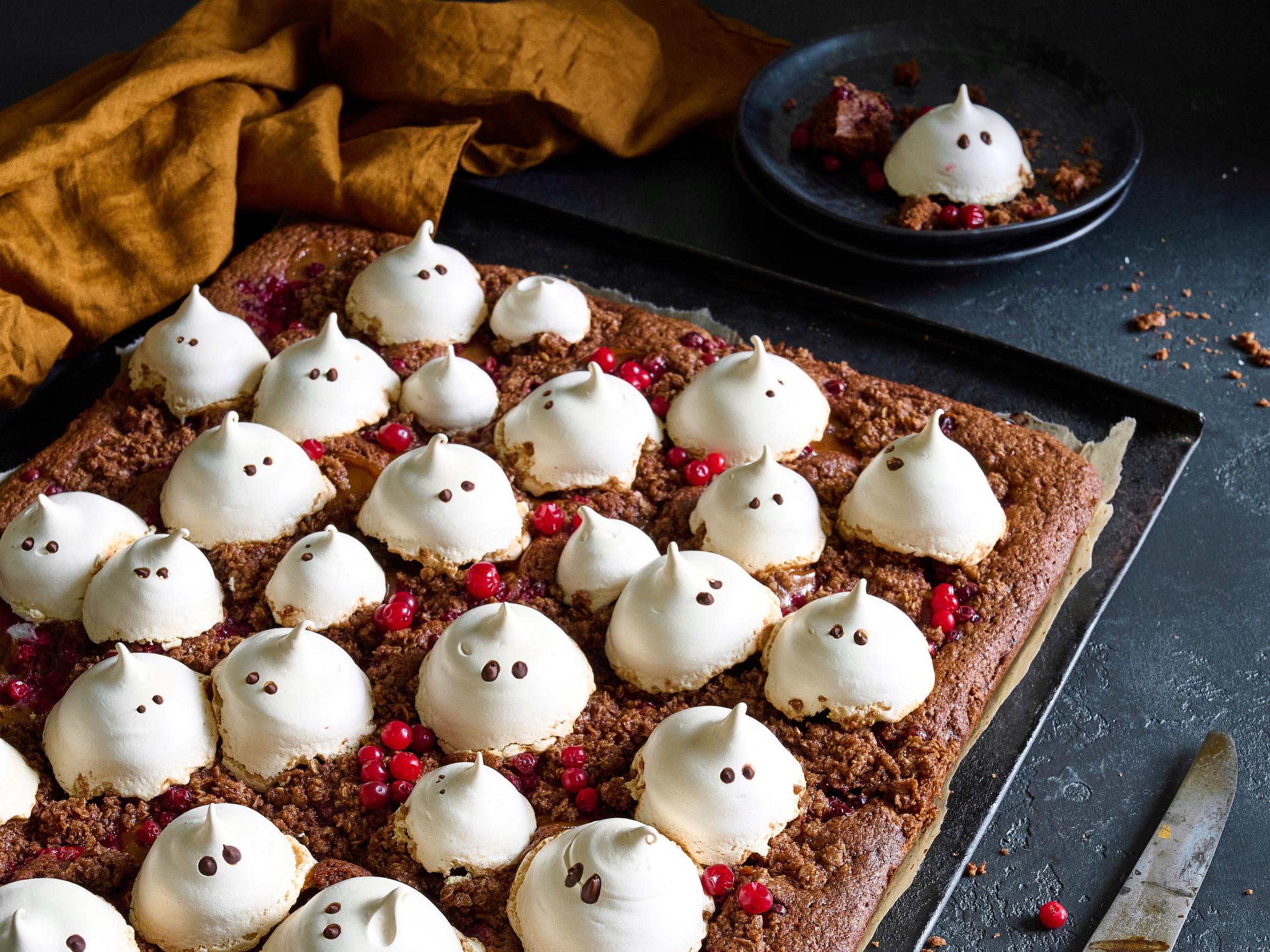 Halloweenin haamupiirakka saa inspiraationsa rakastetusta britakakusta – ”En muista koska olisin syönyt yhtä hyvää leivonnaista”