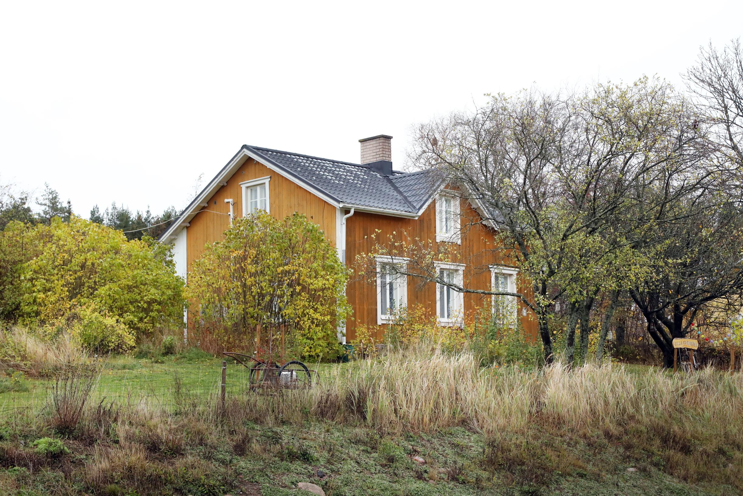 Keltainen saaristolaistalo Ahvenanmaalla.