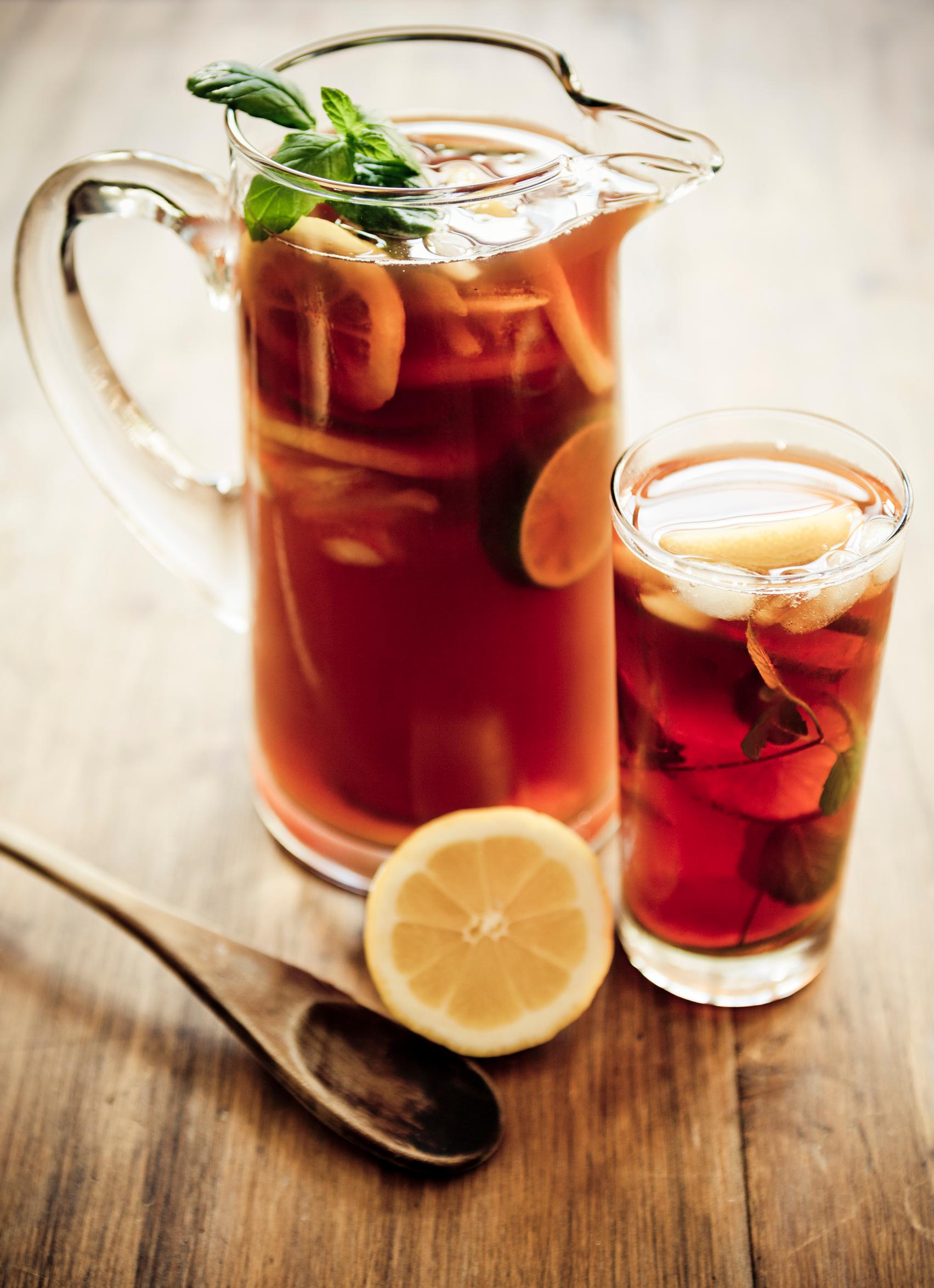 Cold brew -teetä kannussa ja lasissa