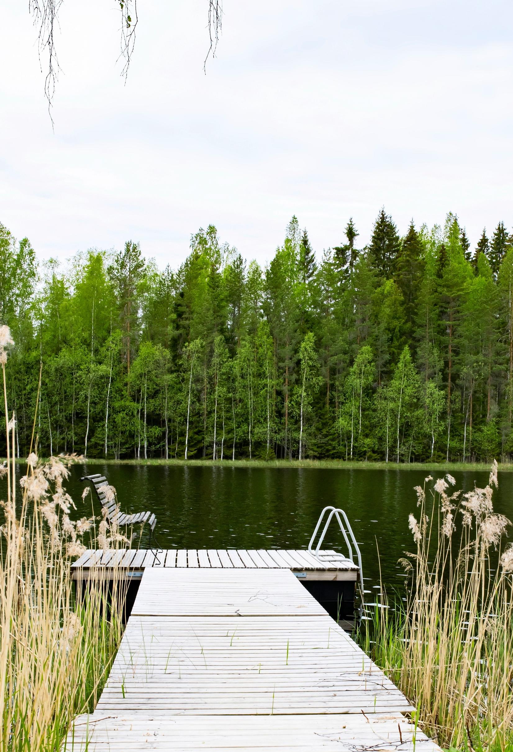 Laituri ja peilityyni järvimaisema