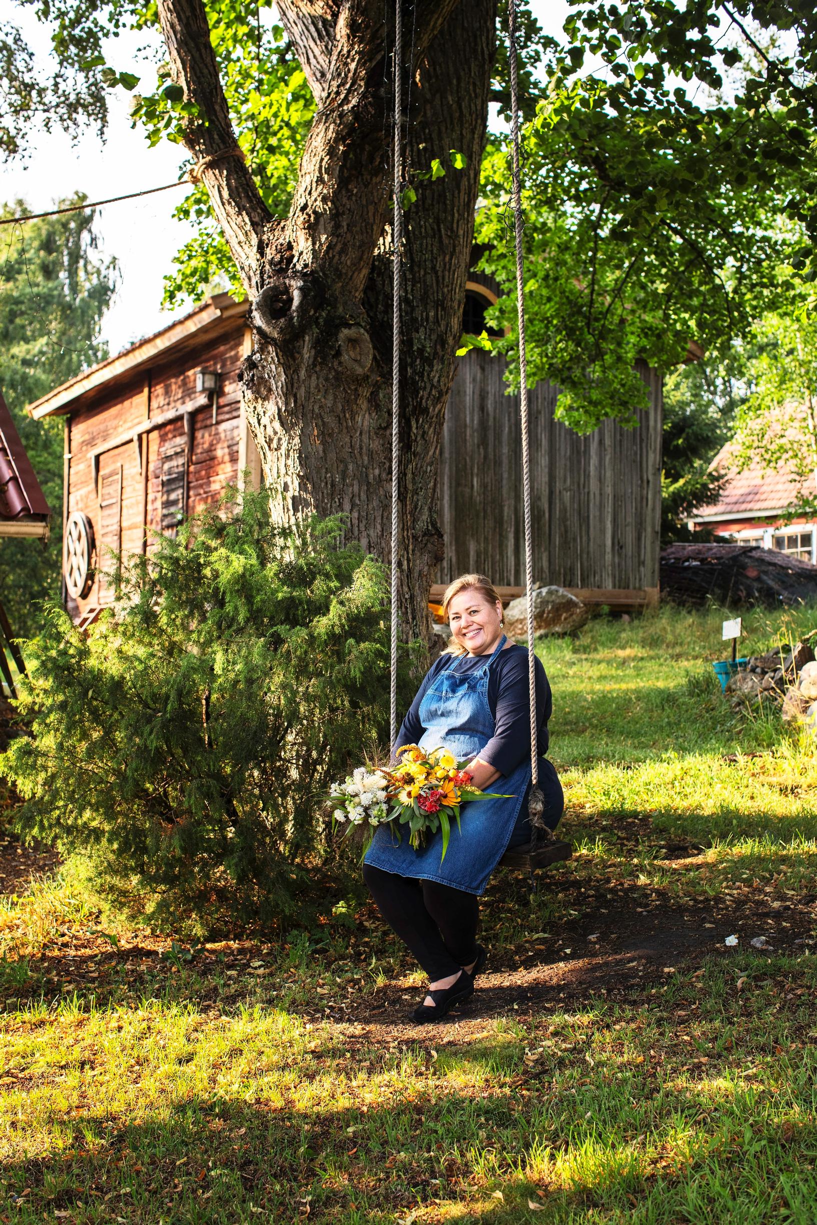 Gina Suomi pihallaan