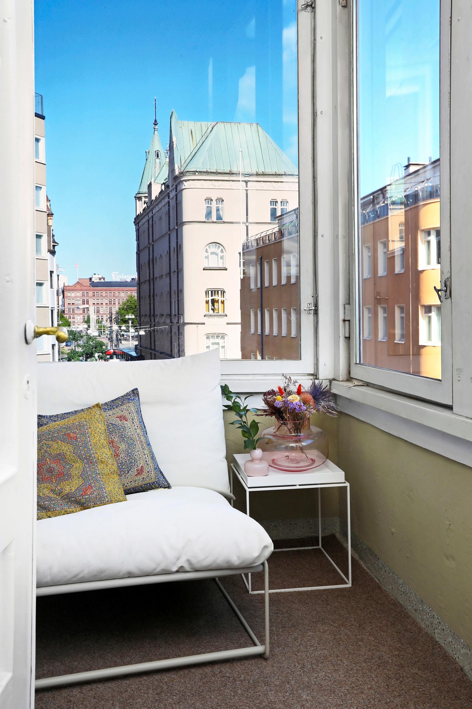 Parveke, josta on kaupunkinäkymät