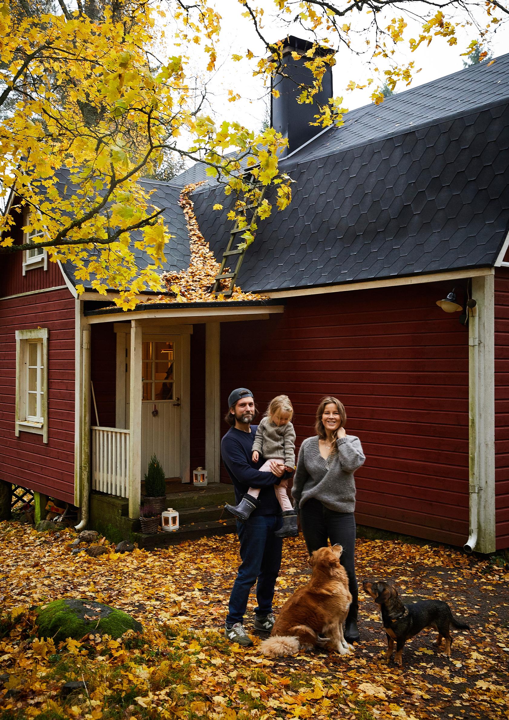 Carolina Grunér ja Sam Aschroft hirsitalon pihalla