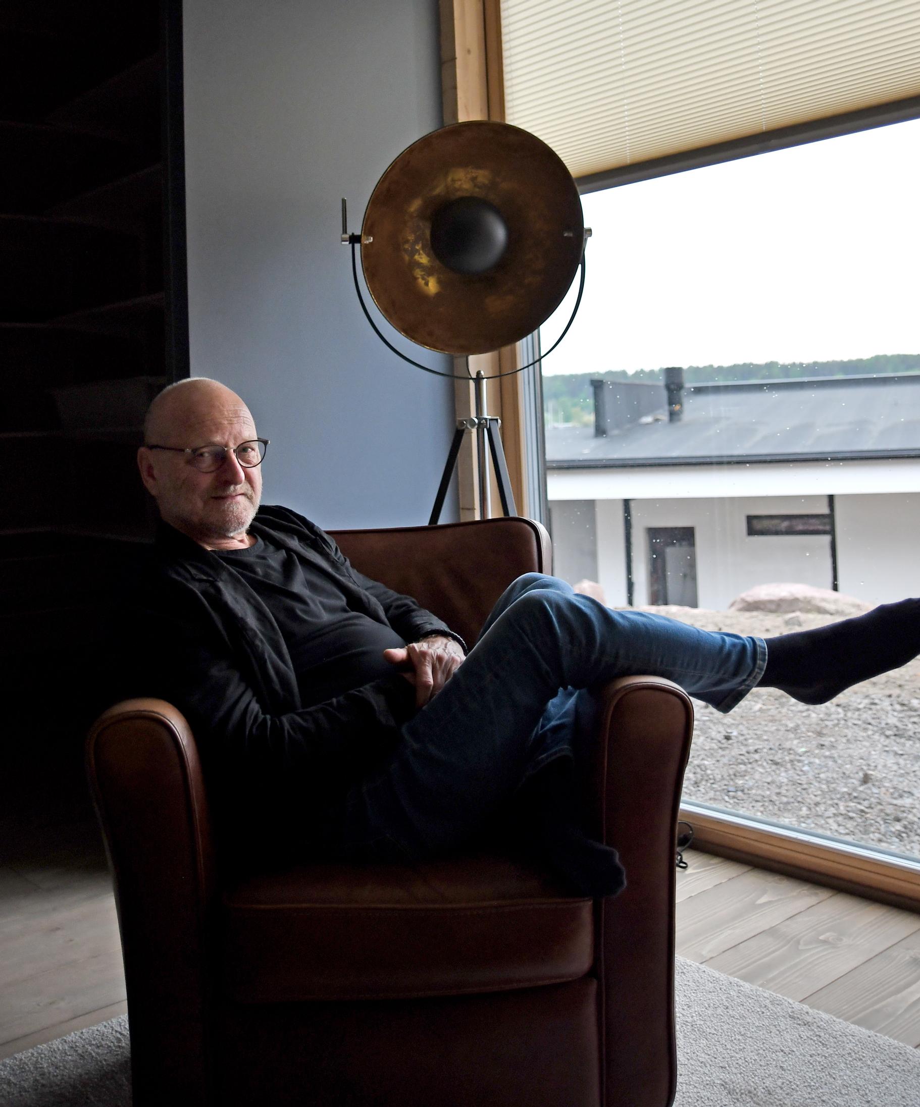 Tommy Hellsten ruskeassa nojatuolissa