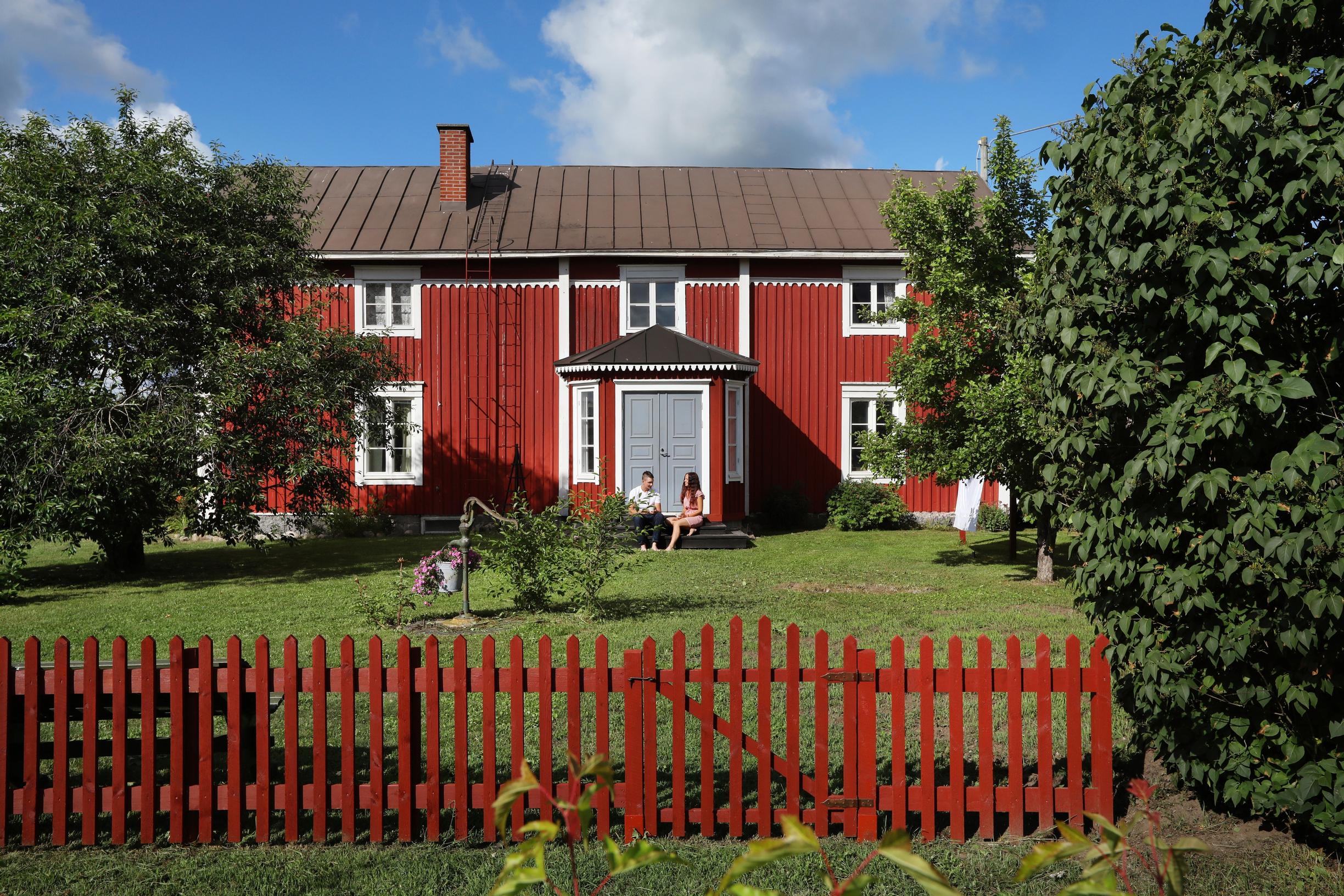 Punainen pohjalaistalo ja puuaita