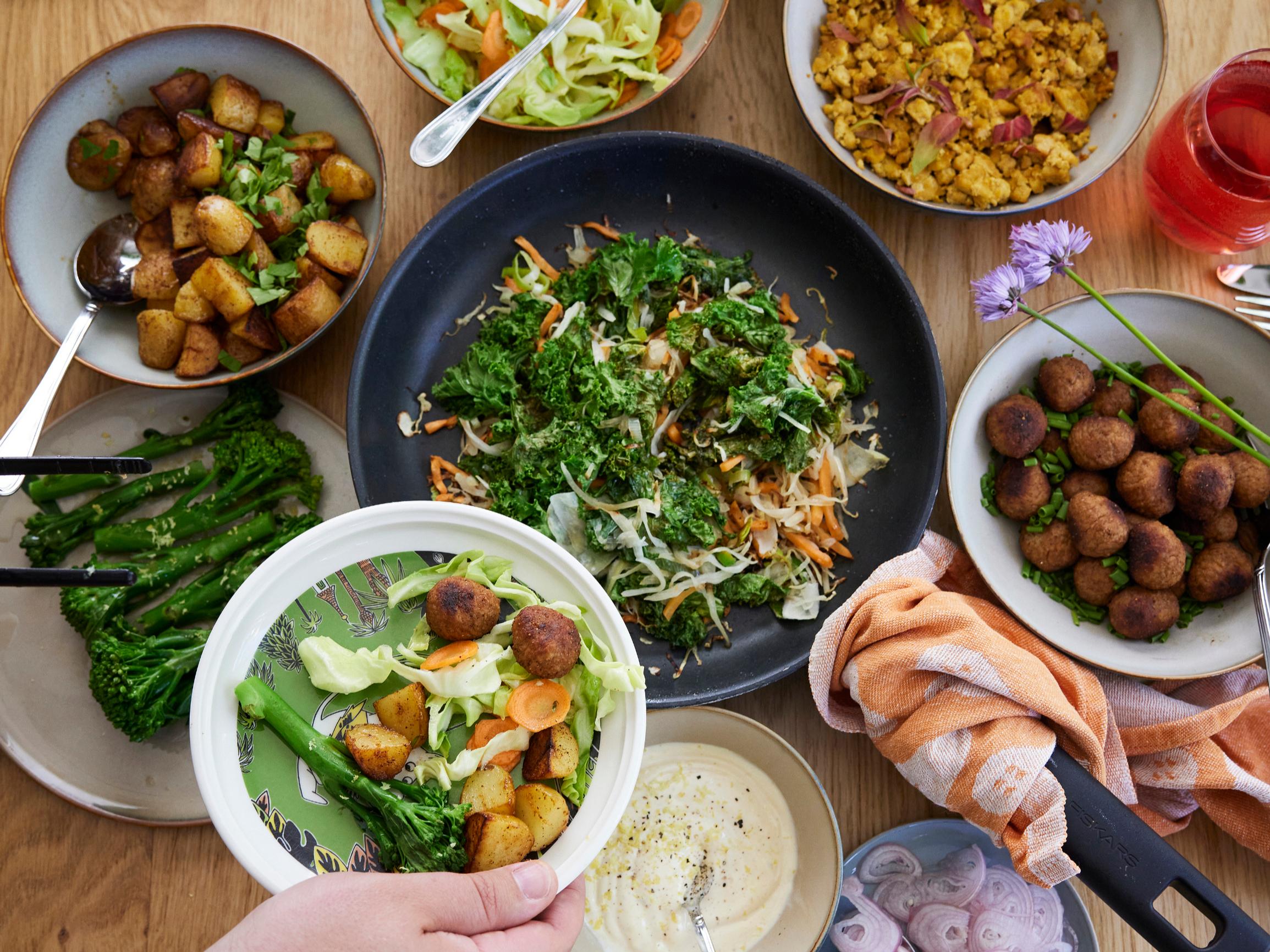 Satokausikalenterin Samuli Karjulan arkiruokasuosikki on kaalipyttipannu – jujuna grillimaustetut ysäriperunat