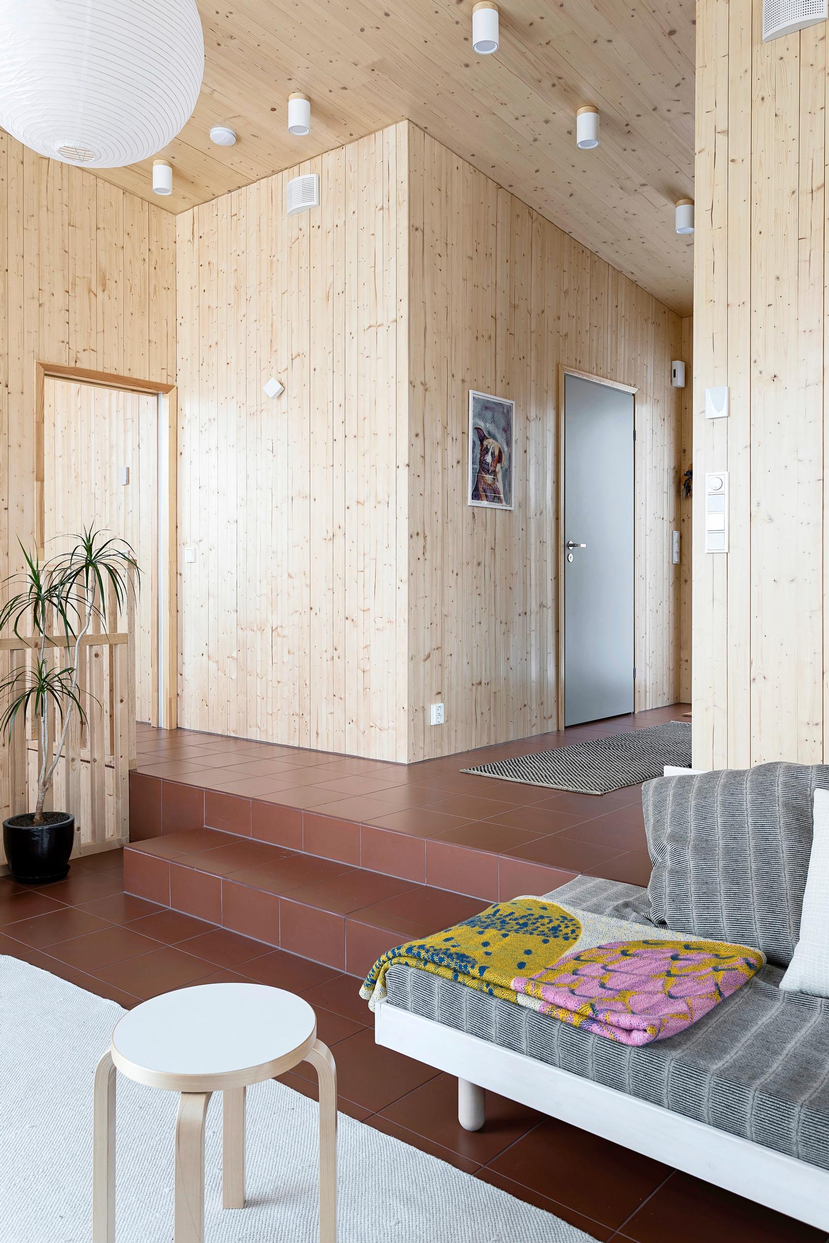 Terrakotan värinen lattia