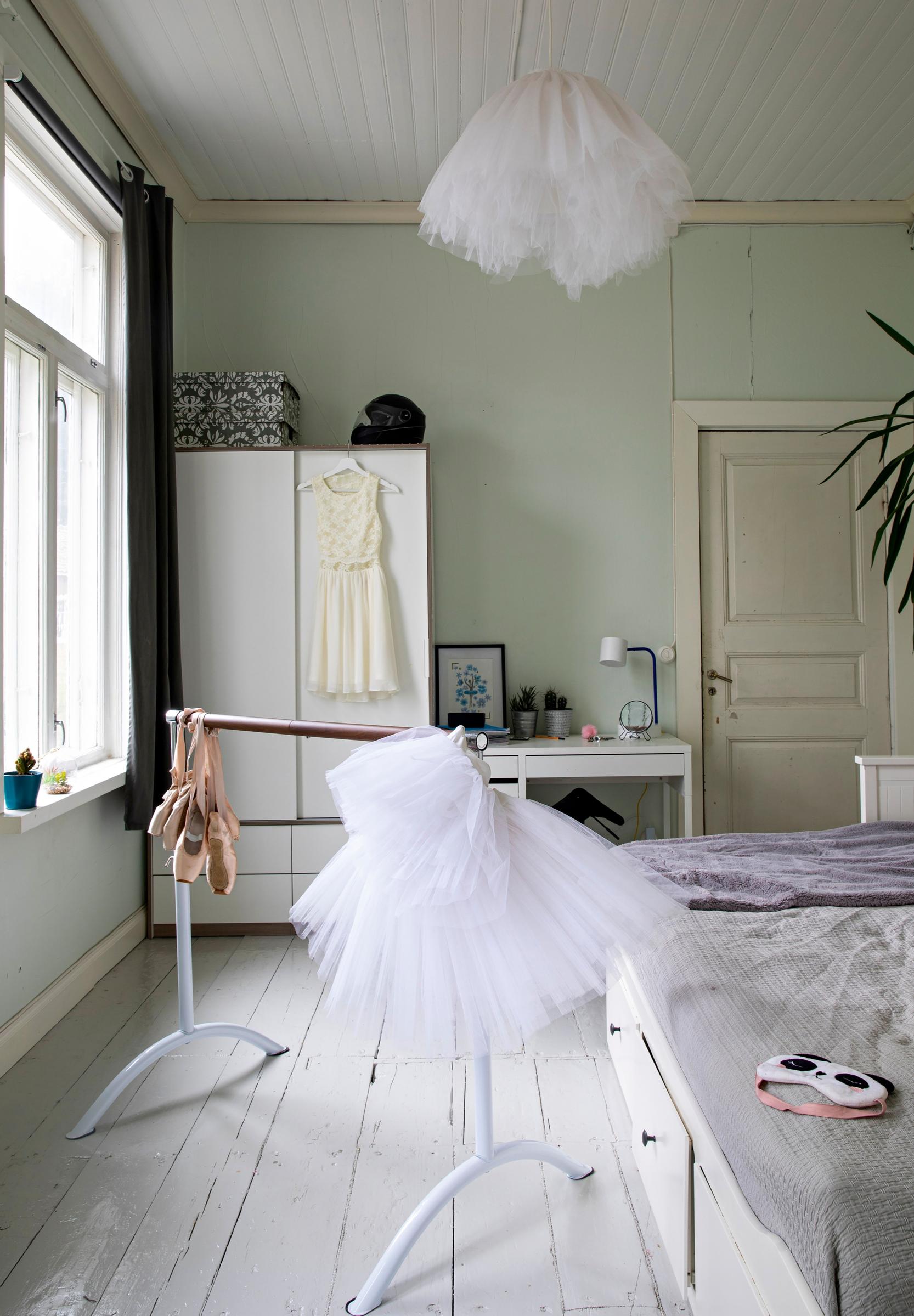 Balettia harrastavan tytön huone