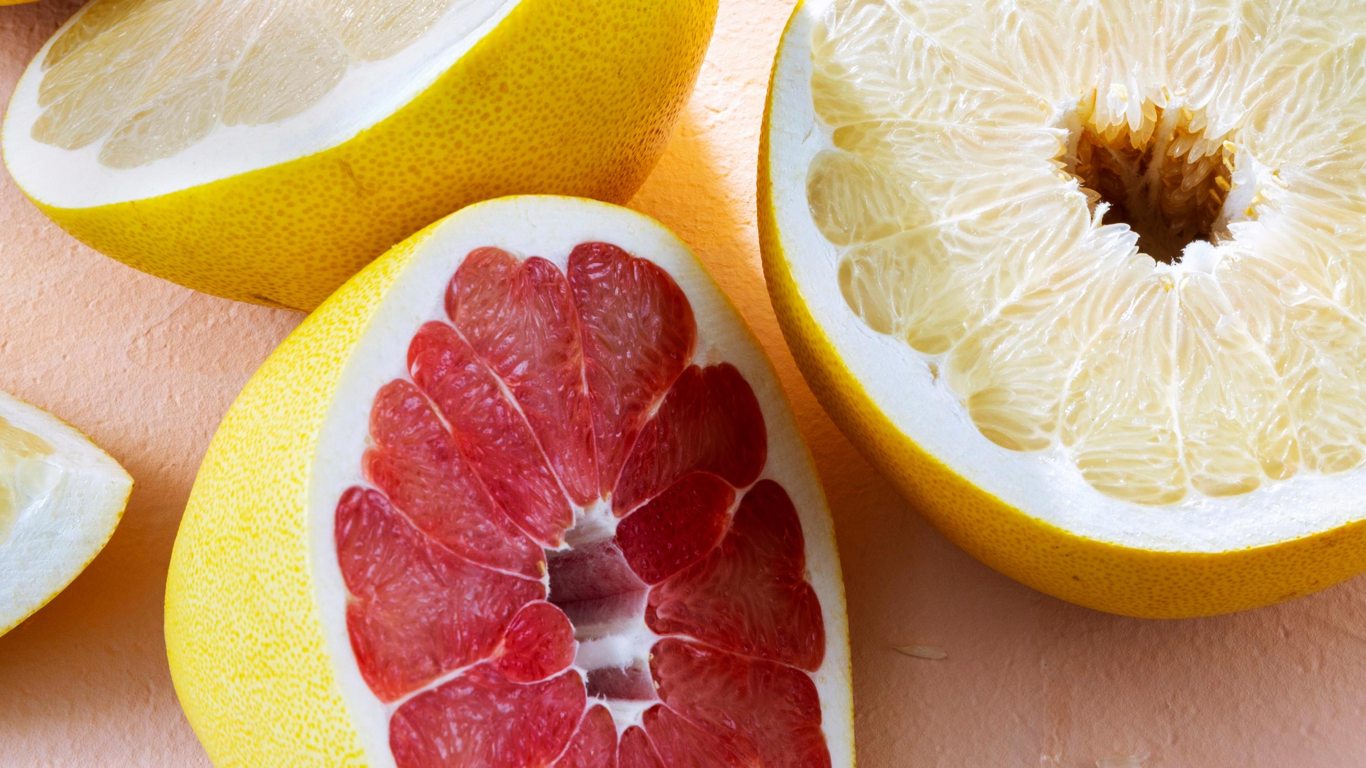 Pom, pom, pomelo! Sitrusten jättiläinen voi painaa jopa pari kiloa – kokeile hedelmää katkarapusalaatissa, lohen kaverina ja hillossa