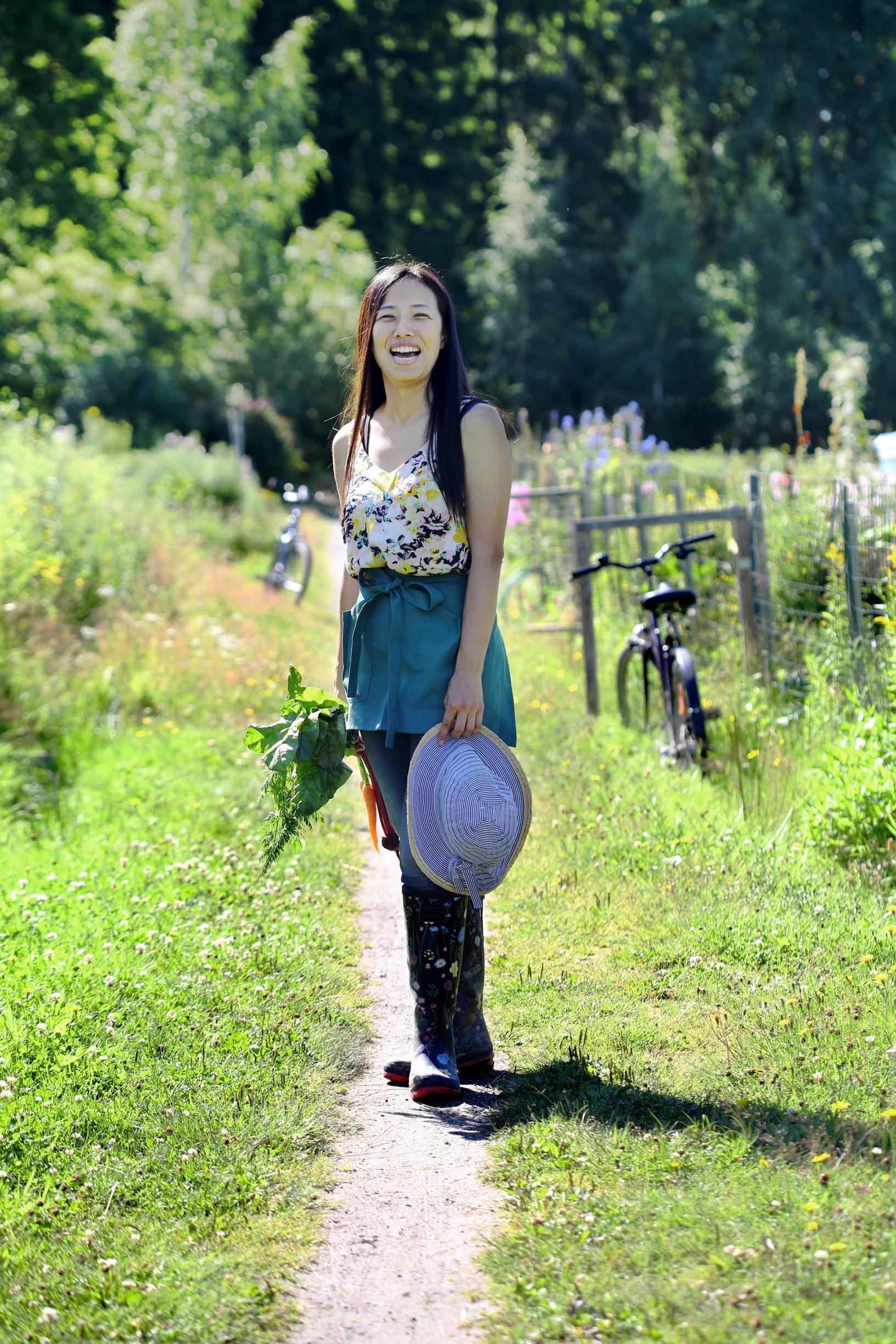 Kanako Tamminen viljelypalstallaan