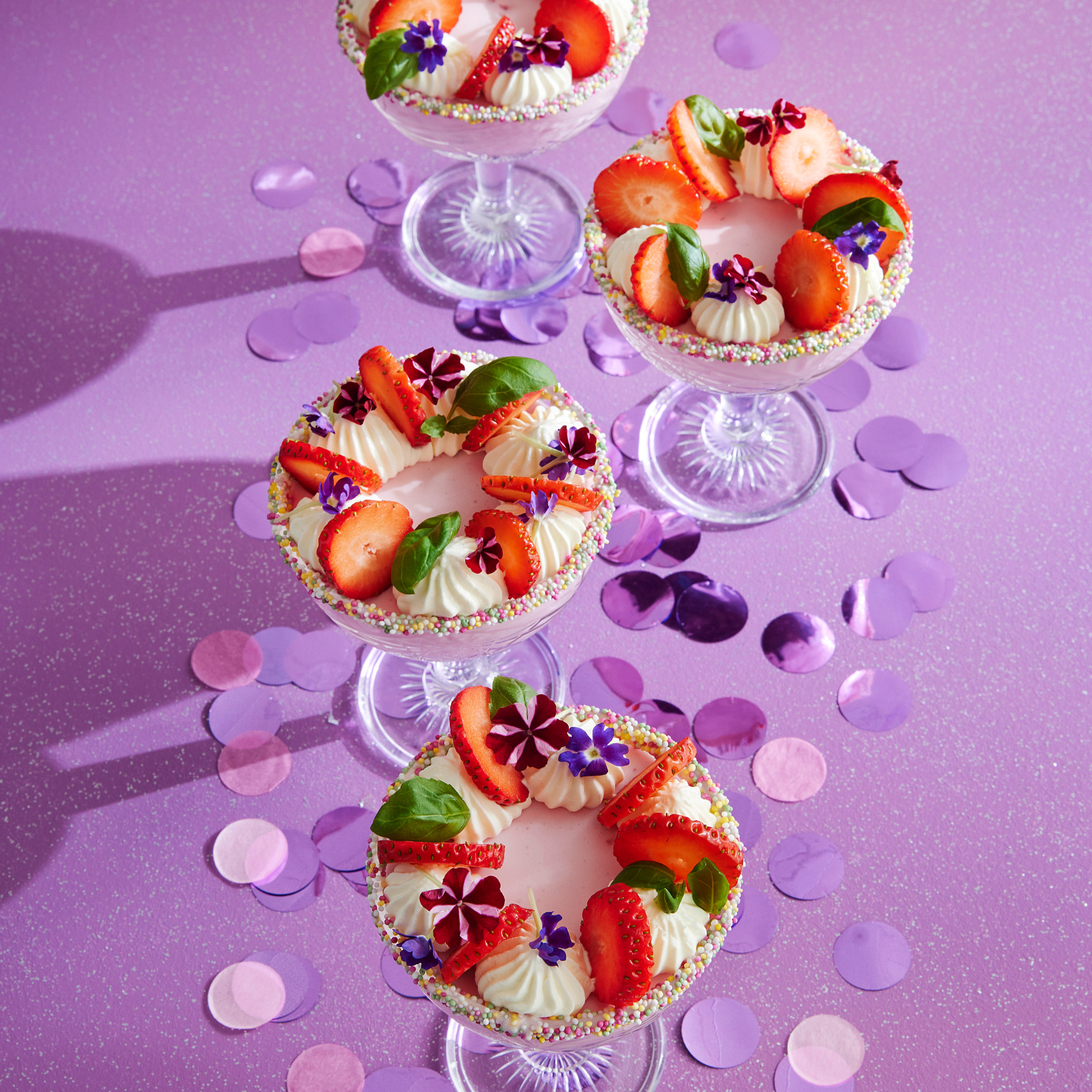 Pienet Mansikka vaahtokarkkijuustokakut Katso Resepti Maku Pienet Mansikka vaahtokarkkijuustokakut Katso Resepti Maku