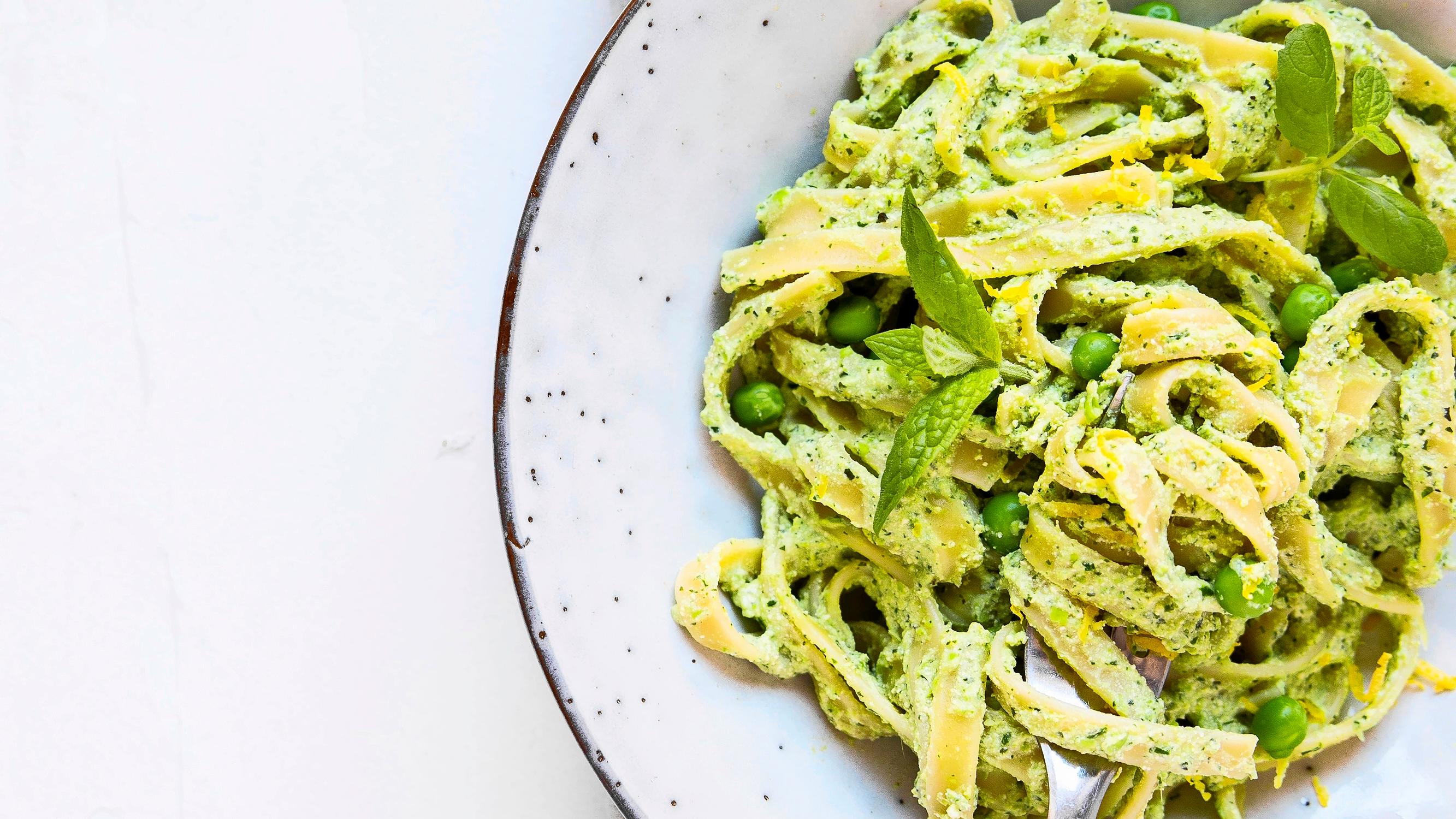 Sitruunainen herne-tofupasta on vikkelä ja superhyvä arkipasta – nappaa Chocochili-vegaanibloggaajan ohje!