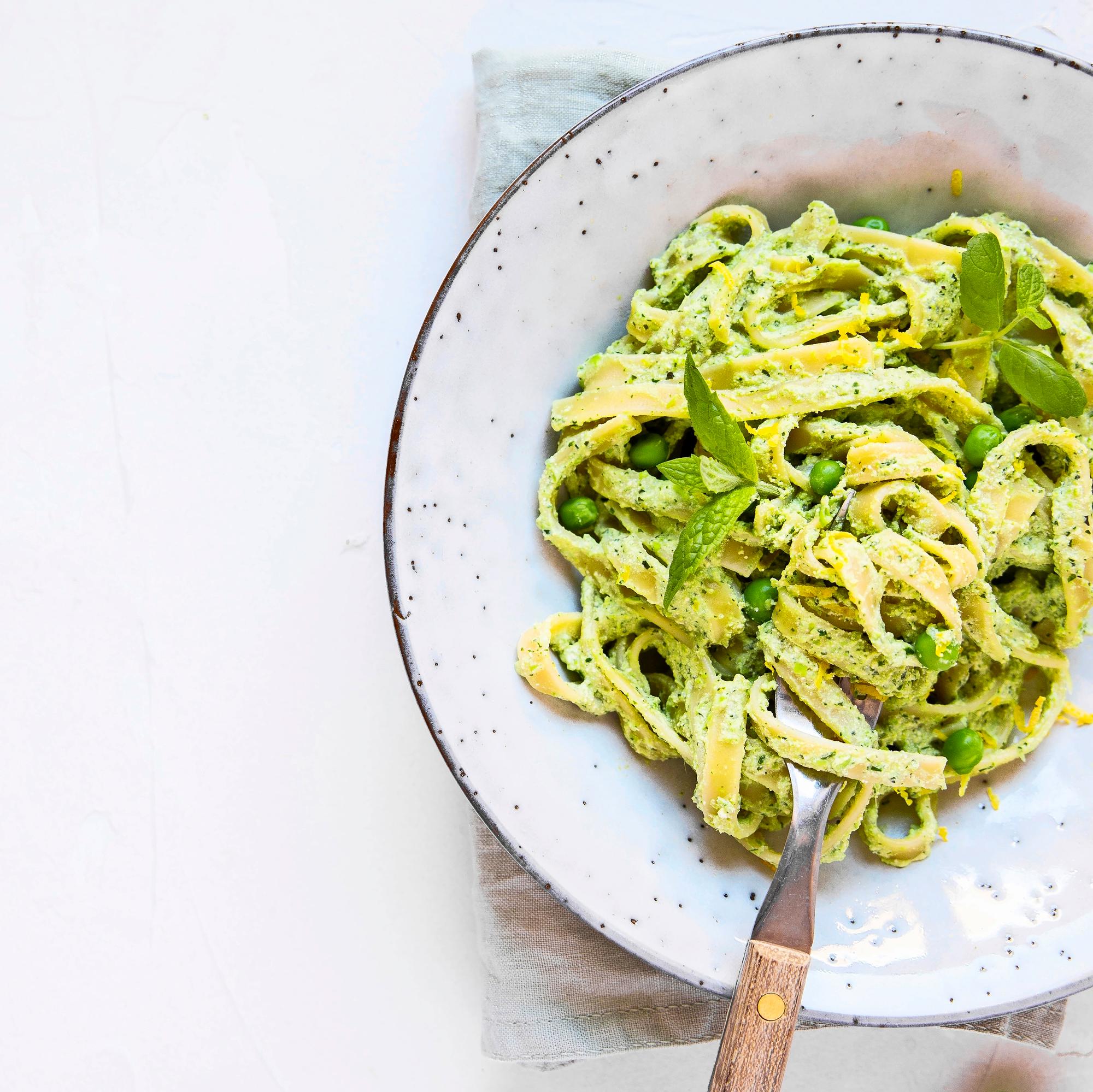 Sitruunainen herne-tofupasta on vikkelä ja superhyvä arkipasta – nappaa Chocochili-vegaanibloggaajan ohje!