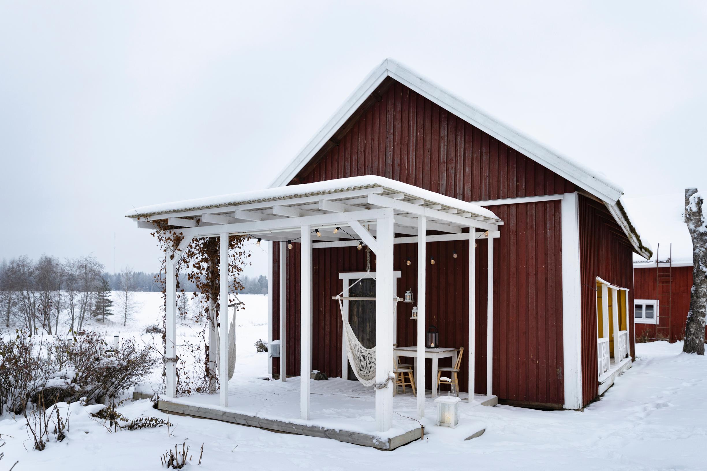 Kesäkeittiö rakennuksen päädyssä
