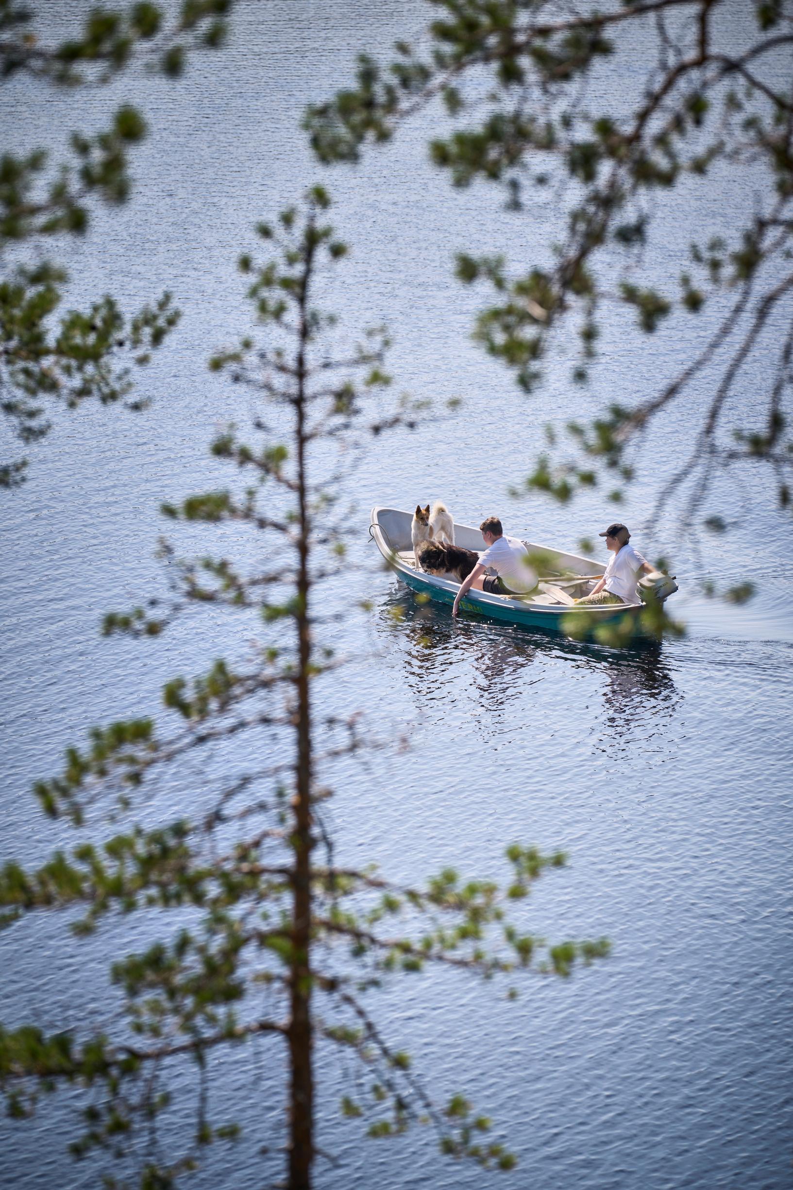 Veneilijät järvellä